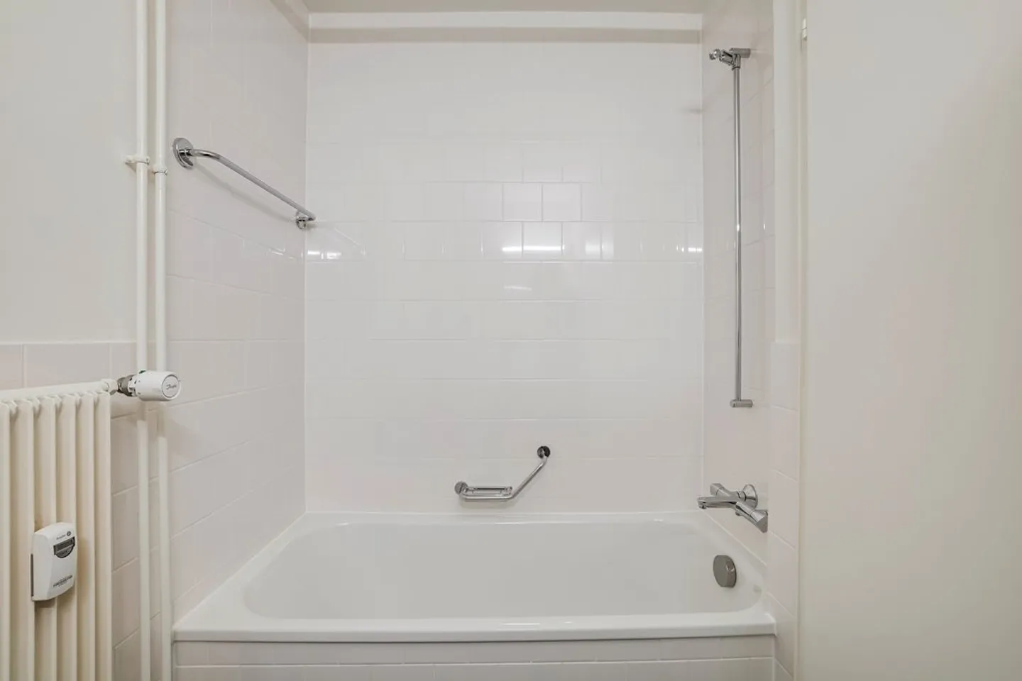 Quiet residential area in an elevated, sunny location - Photo 4 of 7