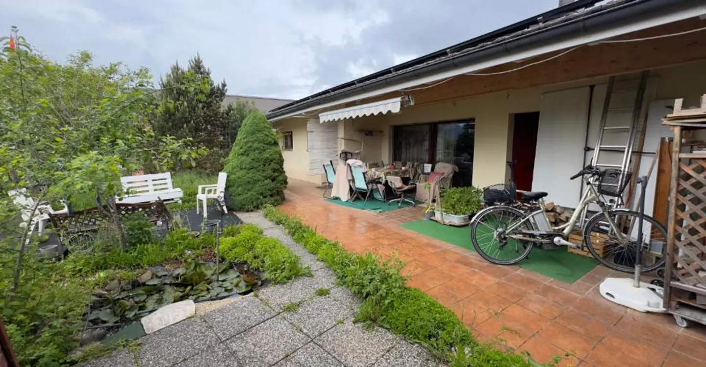 Spacious 3.5-room house, high ceilings, construction potential, peaceful neighborhood in Delémont - Photo 1 of 5