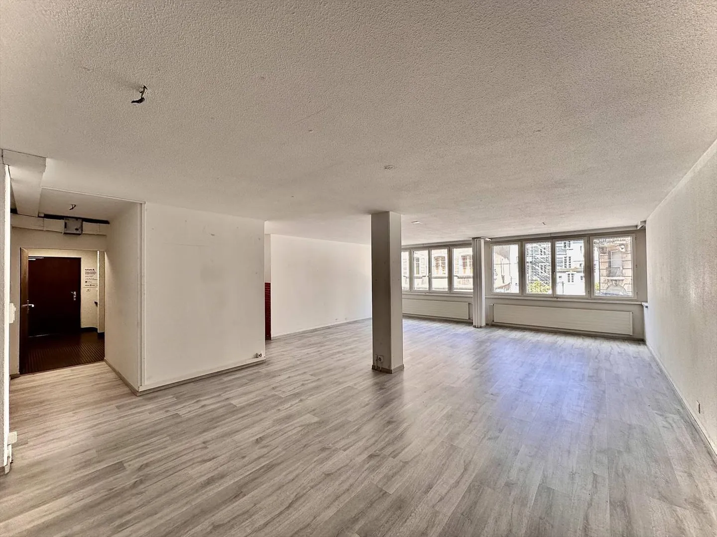 Büros, Lokale von 115 m2 zur Miete in La Chaux-de-Fonds - Foto 2 von 5