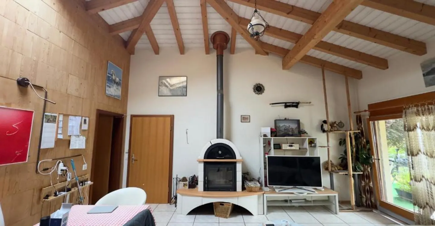 Spacious 3.5-room house, high ceilings, construction potential, peaceful neighborhood in Delémont - Photo 3 of 5