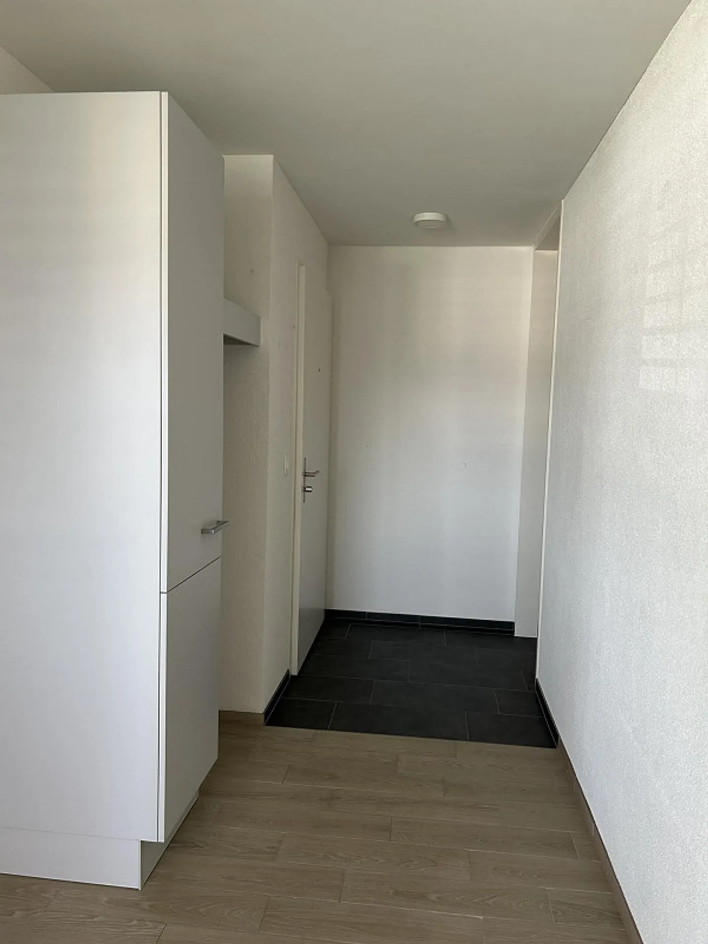 Modern 2.5-room apartment with central location - Photo 2 of 9