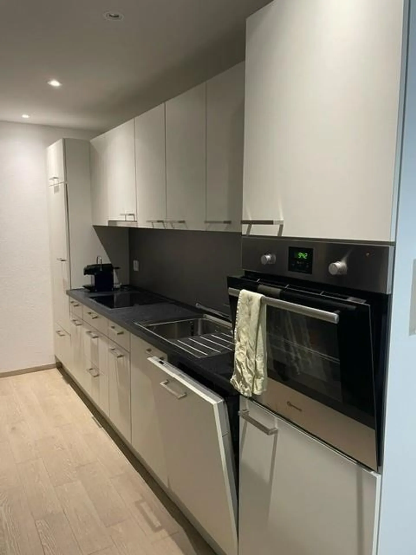 Modern 2.5-room apartment with central location - Photo 3 of 9