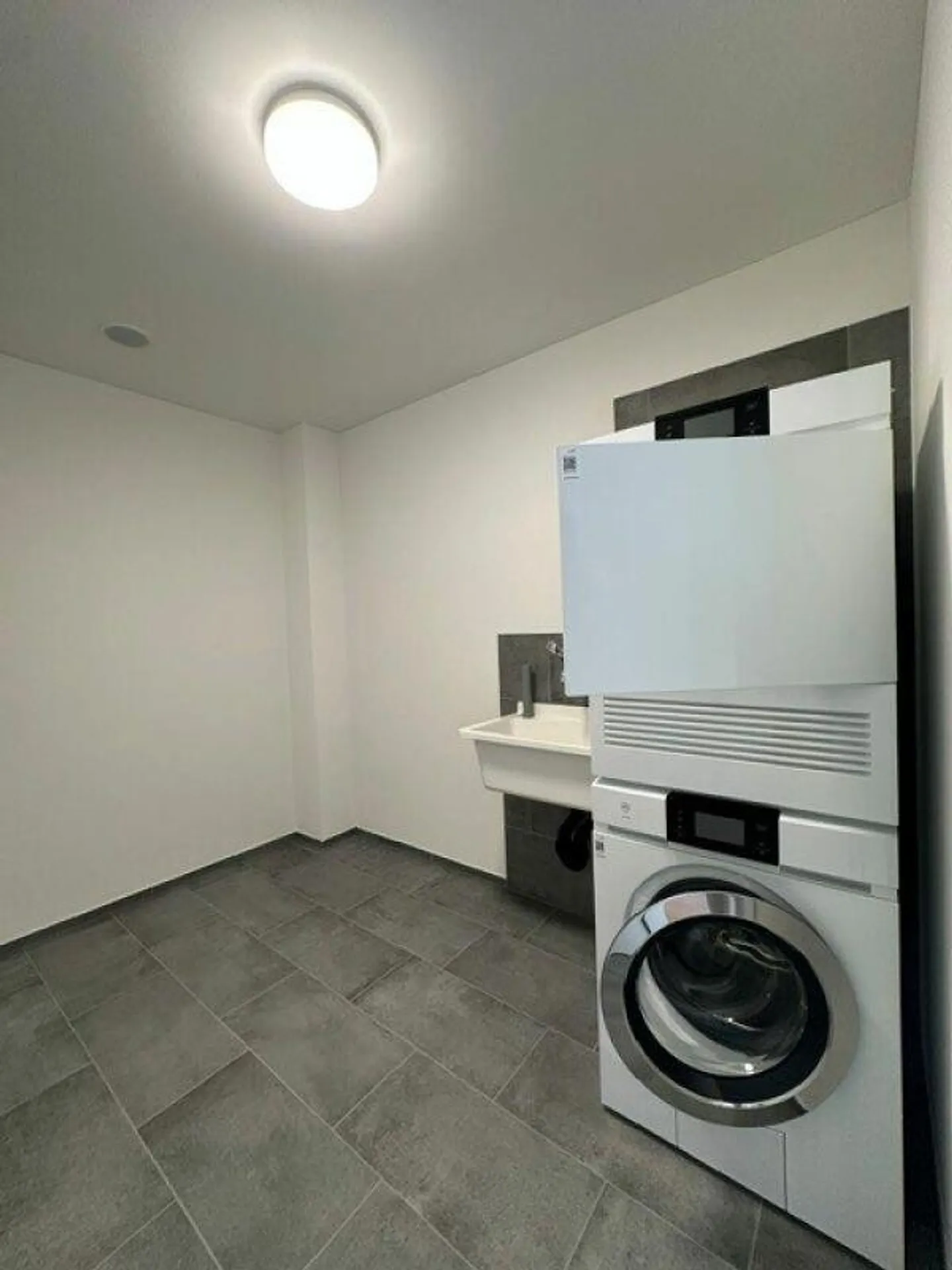 Charming 2.5-room apartment new building in a quiet location in Hedingen for rent - Photo 7 of 10
