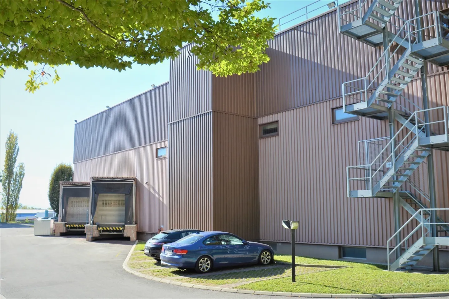 Motorway in 3 Min - Warehouse - Loading Docks - Photo 1 of 3