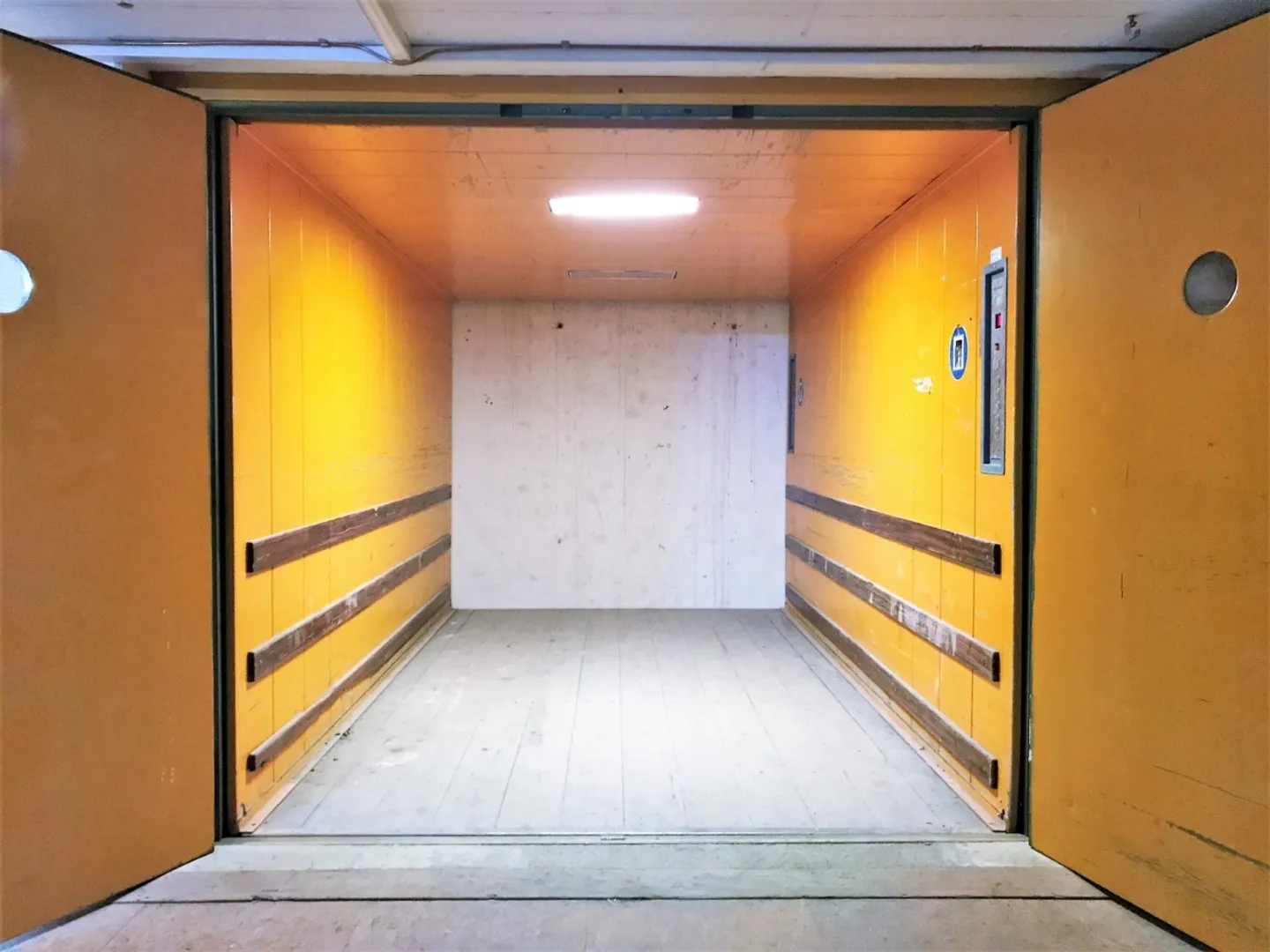 Motorway in 3 Min - Warehouse - Loading Docks - Photo 3 of 3