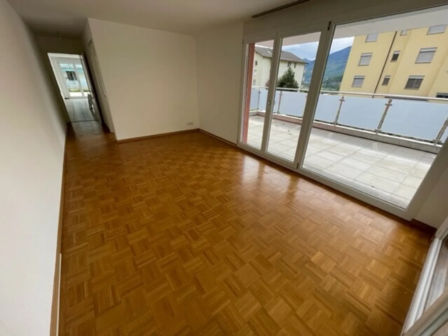 Charming Ground-Floor Apartment - Photo 5 of 12