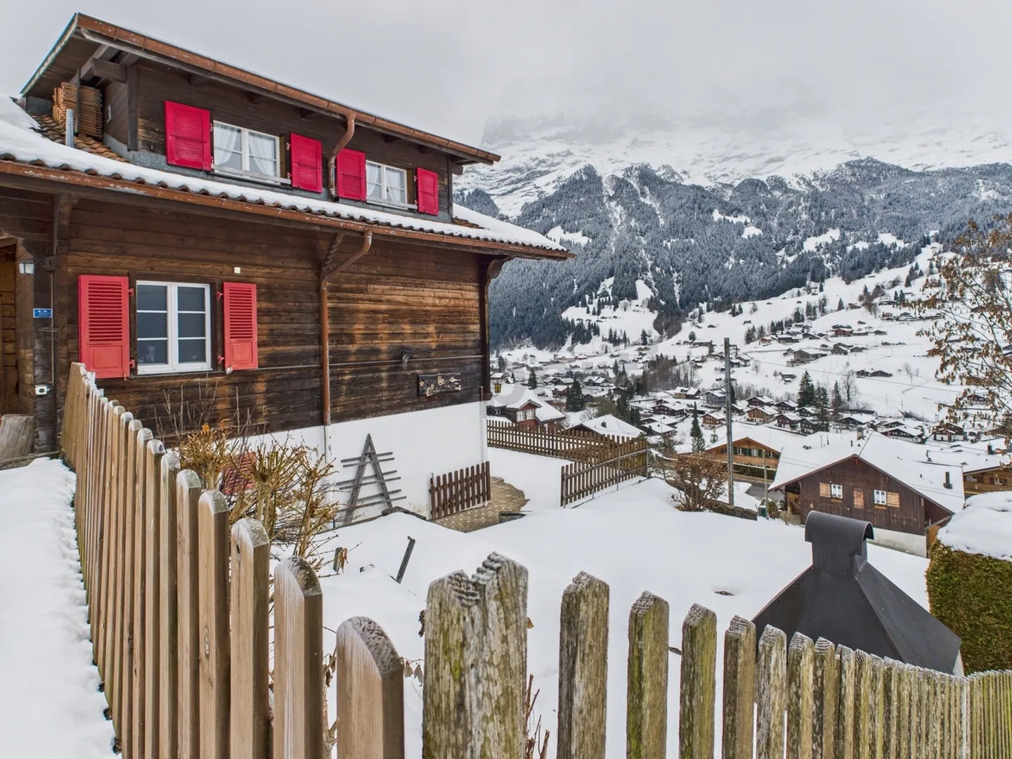 Maison individuelle spacieuse de 8 pièces avec 2 balcons et jardin à Grindelwald - Photo 1 sur 13