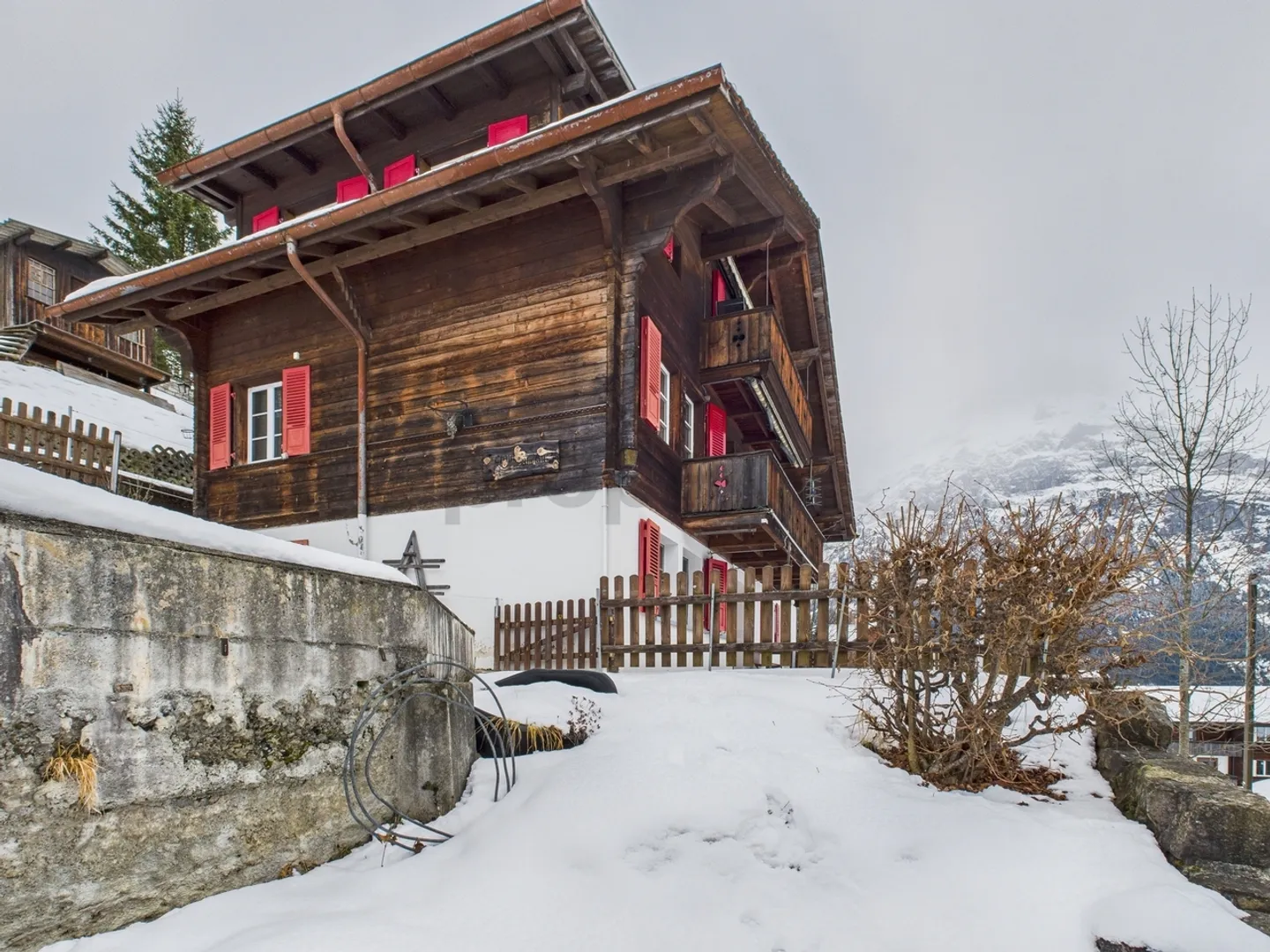 Maison individuelle spacieuse de 8 pièces avec 2 balcons et jardin à Grindelwald - Photo 2 sur 13
