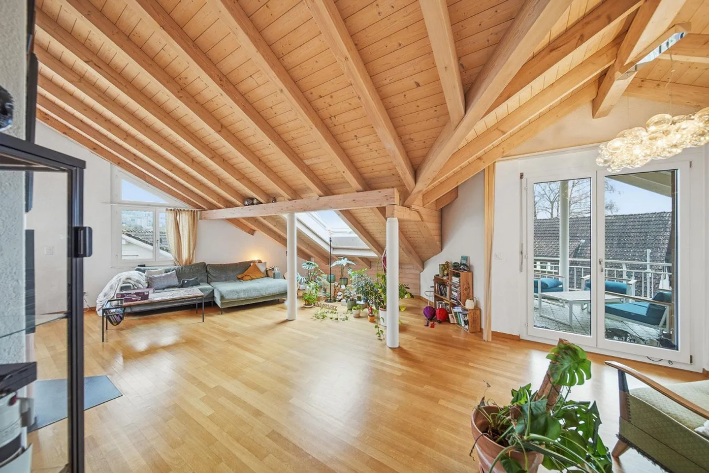 APPARTEMENT SUR LE TOIT - ÉLÉGANT PENTHOUSE DE 4,5 PIÈCES - Photo 2 sur 5