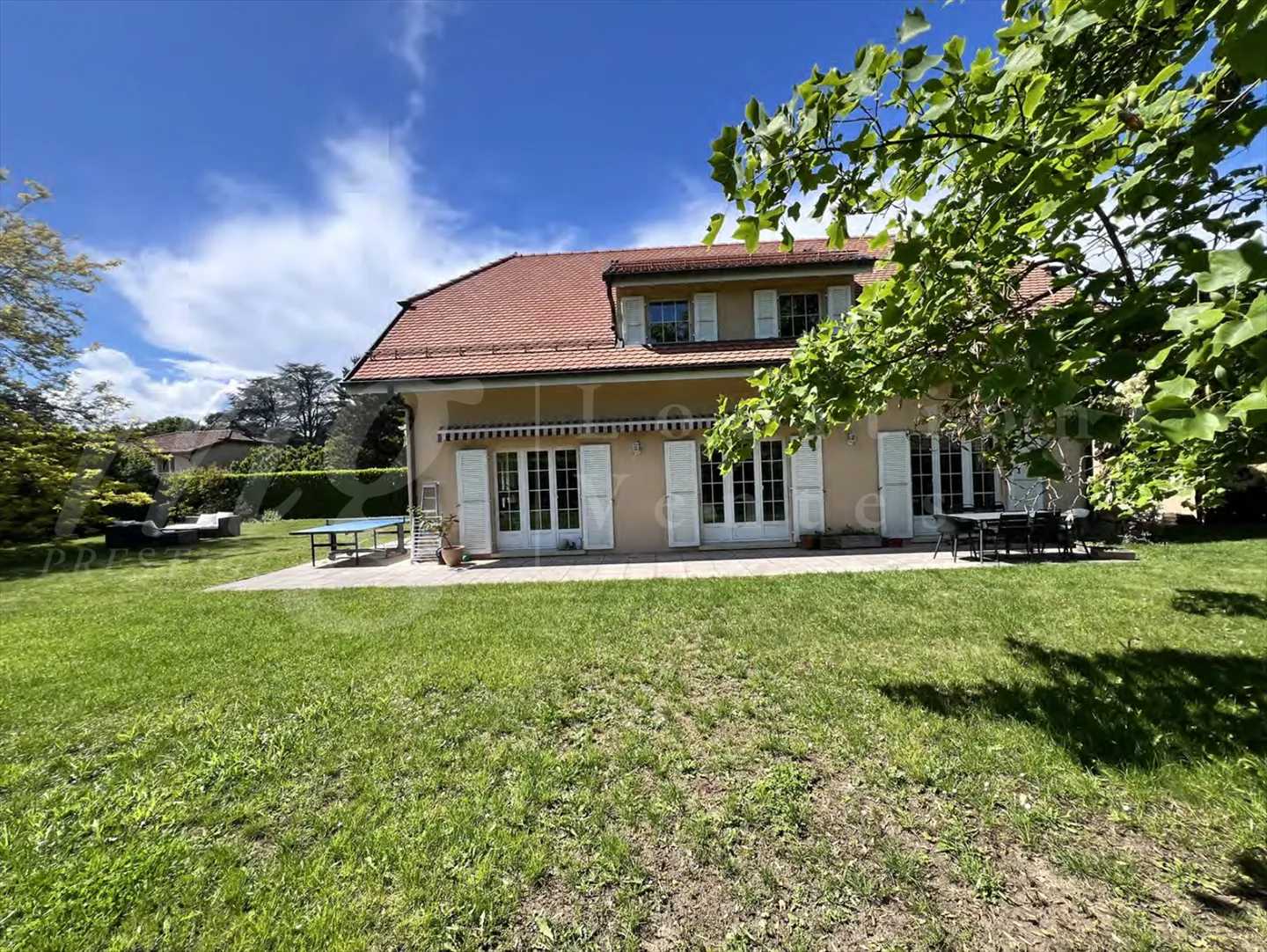 GRANDE CASA FAMILIARE INDIVIDUALE DI 375 m2 - RISTRUTTURATA - CON UN BEL GIARDINO A - Foto 1 di 13