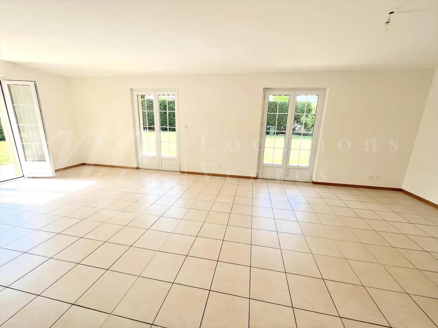 GRANDE CASA FAMILIARE INDIVIDUALE DI 375 m2 - RISTRUTTURATA - CON UN BEL GIARDINO A - Foto 8 di 13