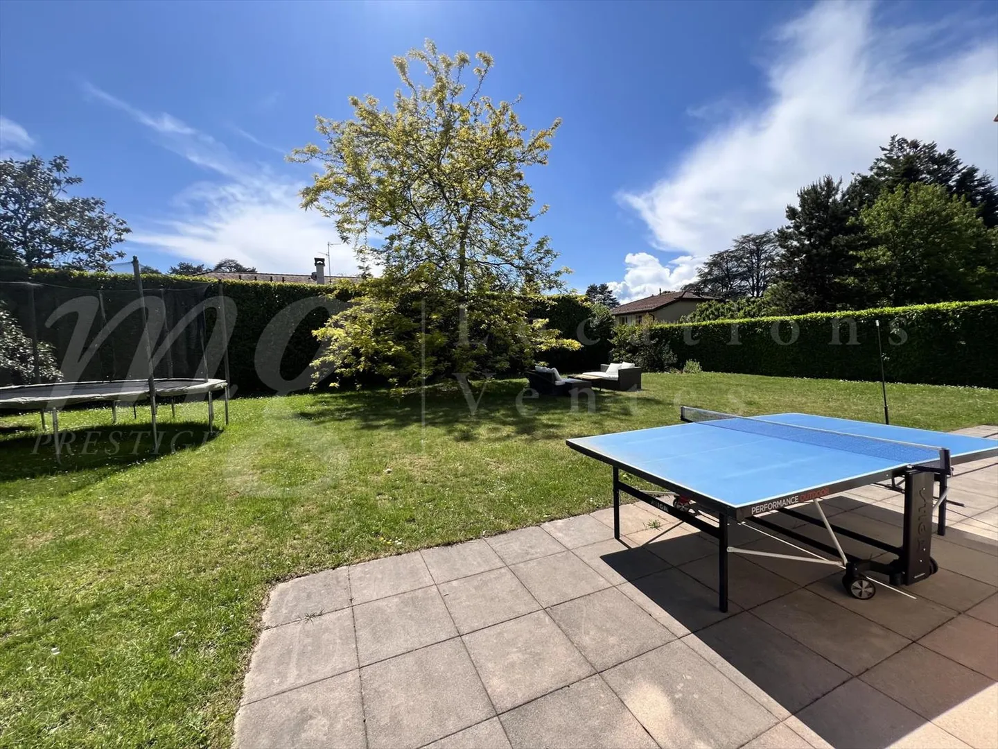 GRANDE CASA FAMILIARE INDIVIDUALE DI 375 m2 - RISTRUTTURATA - CON UN BEL GIARDINO A - Foto 2 di 13