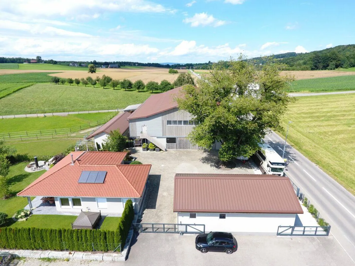 Riservato! Proprietà equestre con casa e arena di equitazione - Foto 4 di 30
