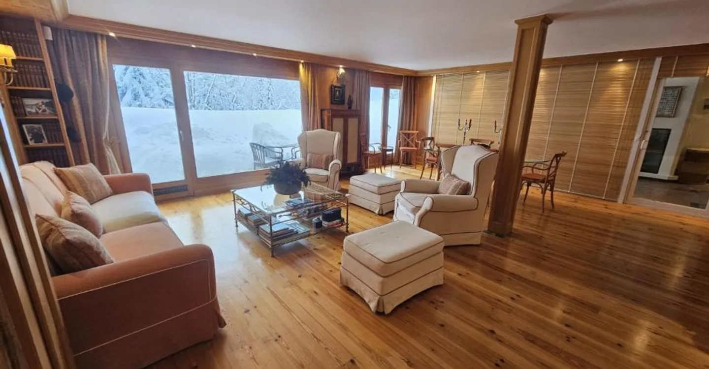5.5-room apartment with indoor pool, ski in and out - Photo 1 of 3