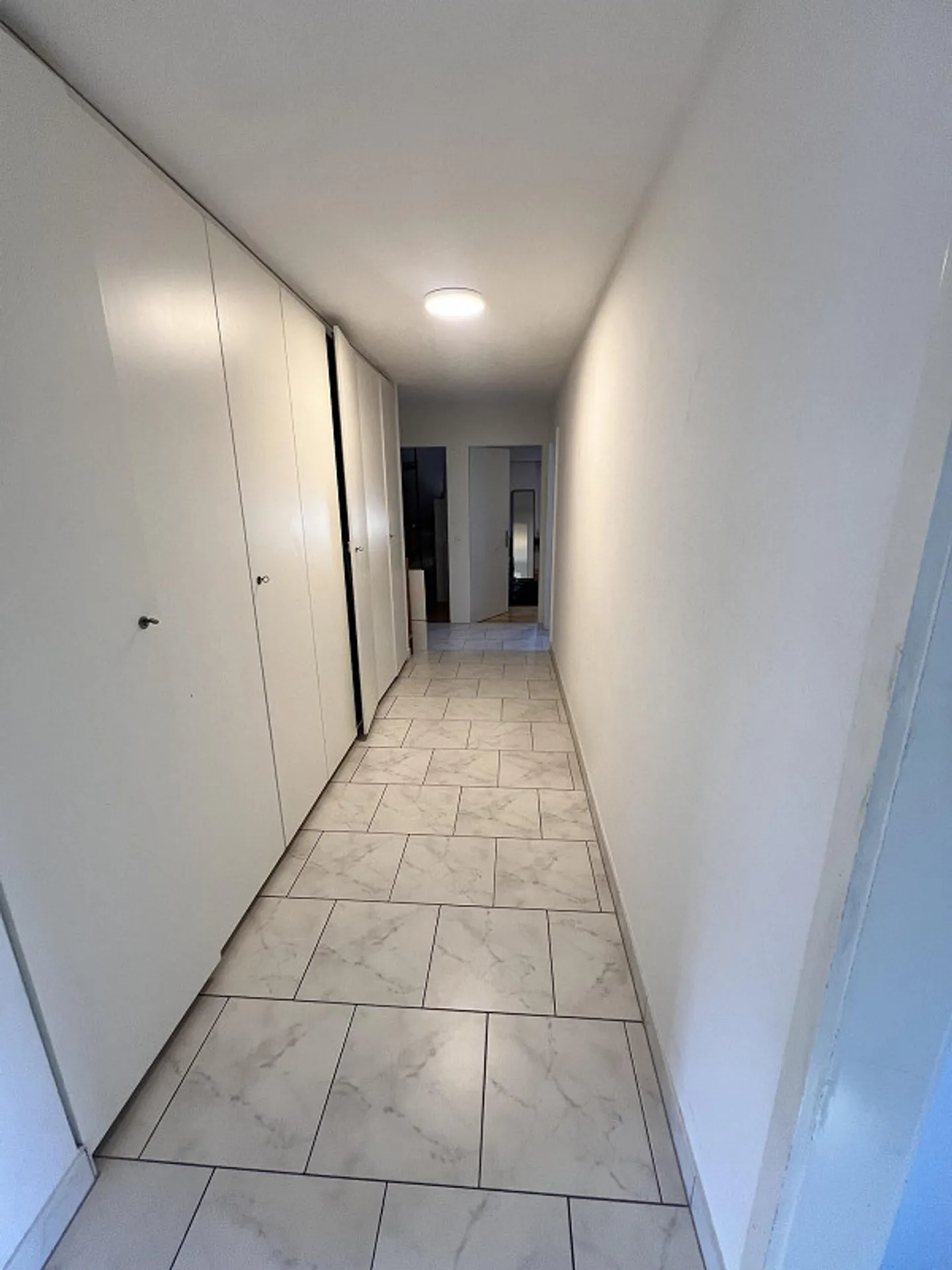 Appartement lumineux de 4½ pièces avec balcon et box garage à Hünenberg - à partir du 01 - Photo 3 sur 9