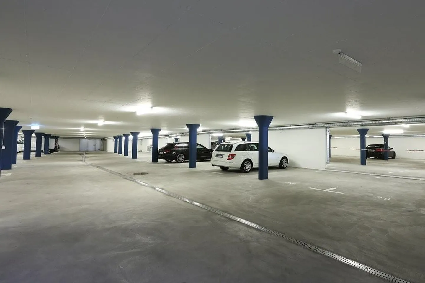 Parkplatz mit E-Ladestation - Foto 2 von 3