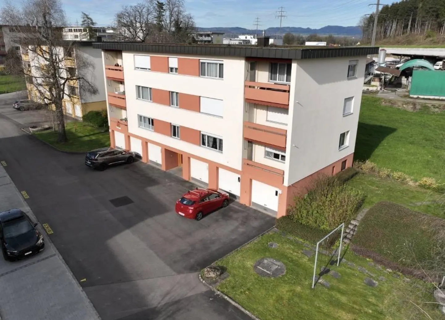 Appartement lumineux de 4½ pièces avec balcon et box garage à Hünenberg - à partir du 01 - Photo 1 sur 9