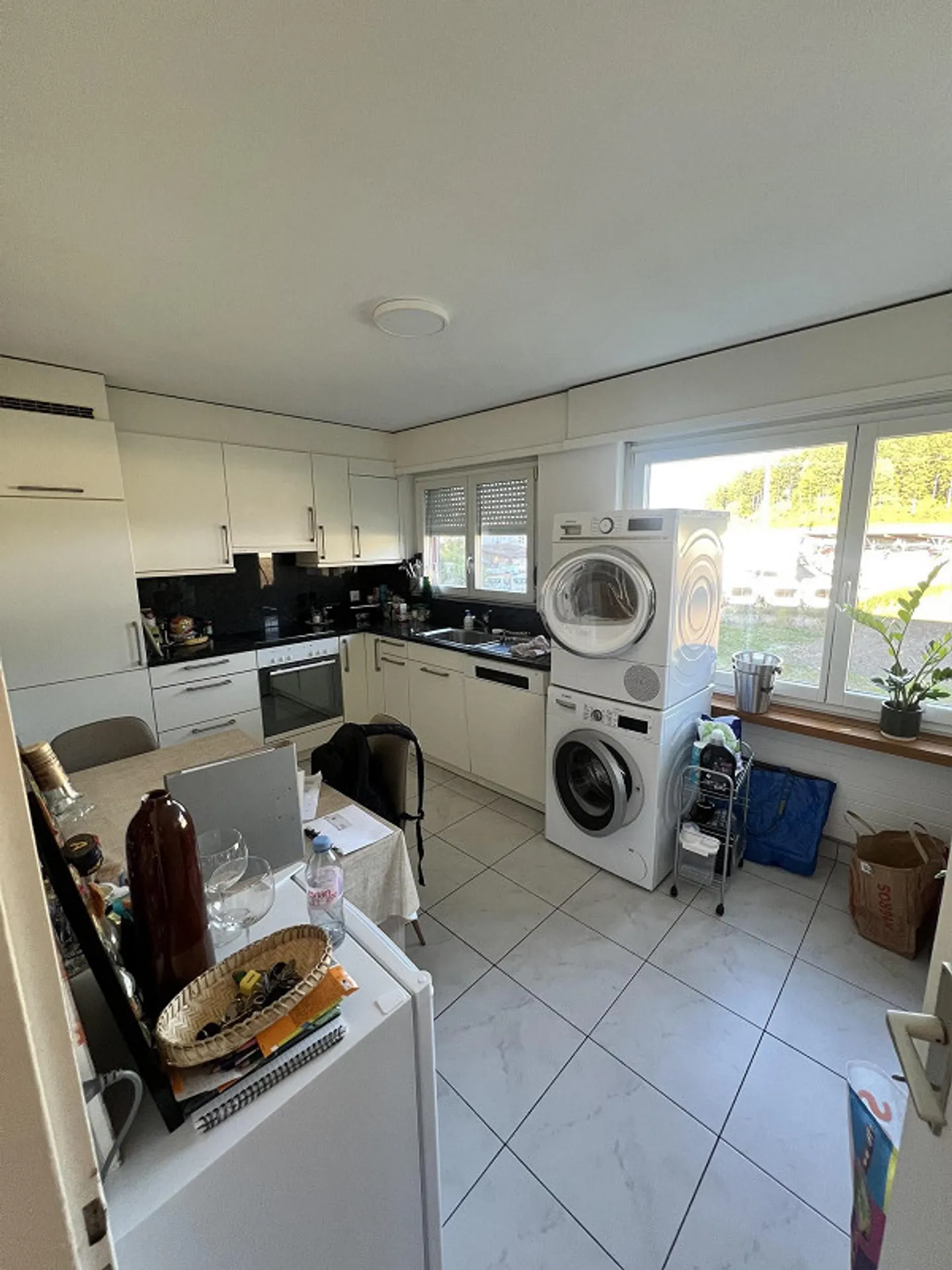 Appartement lumineux de 4½ pièces avec balcon et box garage à Hünenberg - à partir du 01 - Photo 2 sur 9