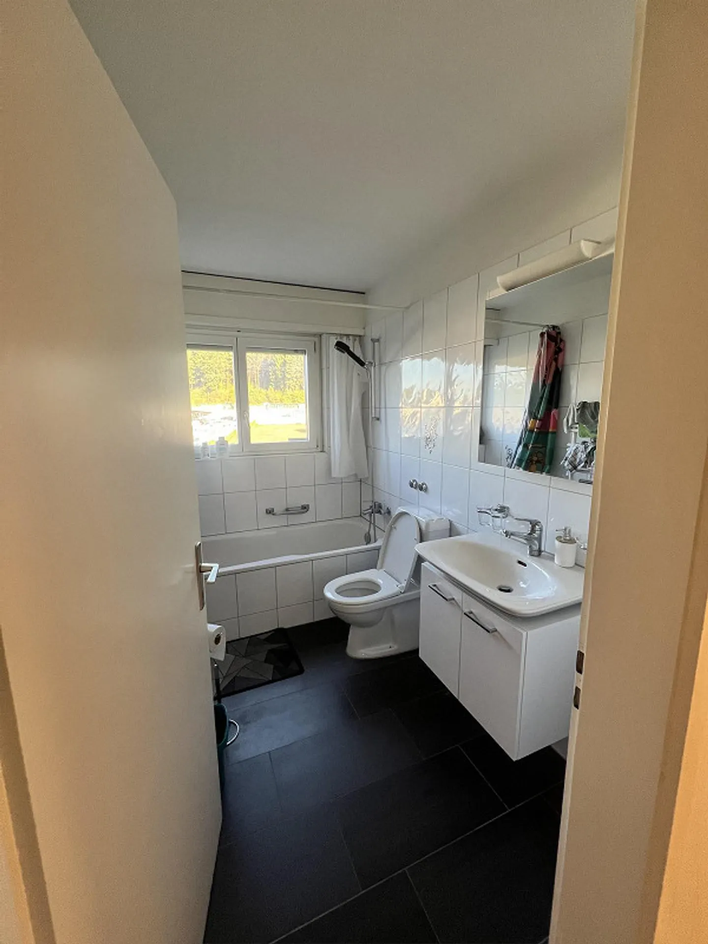 Appartement lumineux de 4½ pièces avec balcon et box garage à Hünenberg - à partir du 01 - Photo 6 sur 9