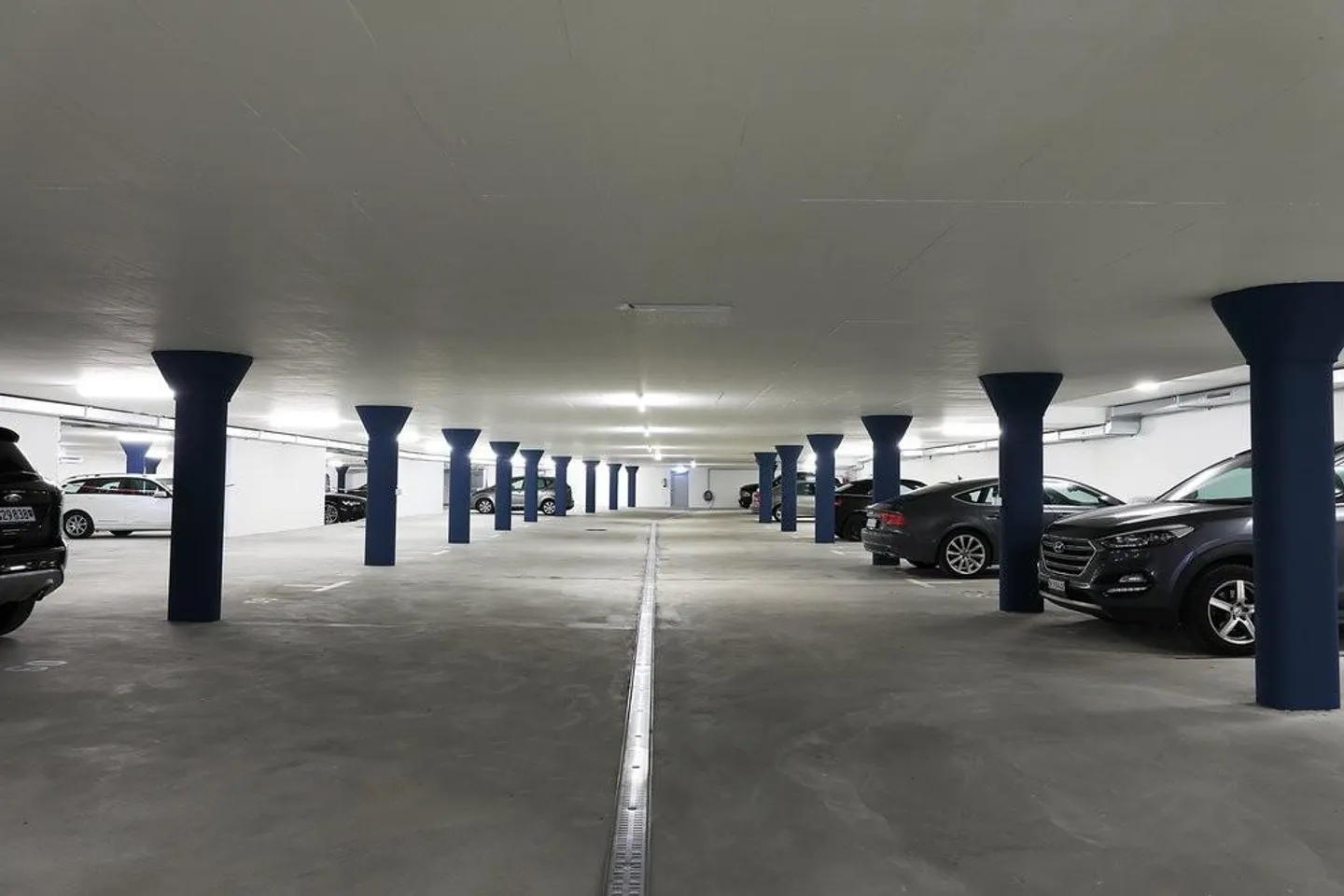 Parkplatz mit E-Ladestation - Foto 3 von 3