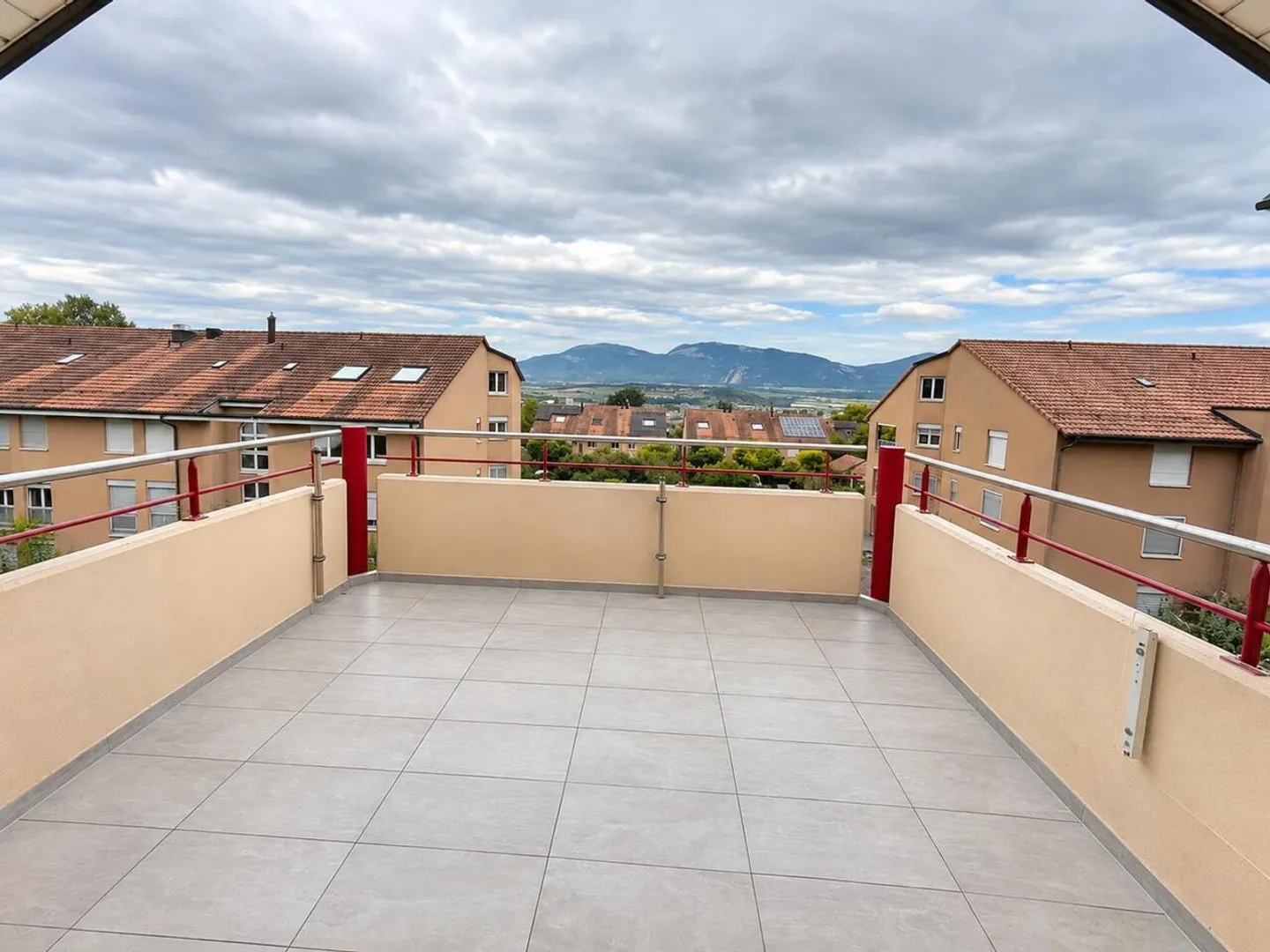 Spacious 3.5-room apartment
Large balcony-terrace - Photo 5 of 13