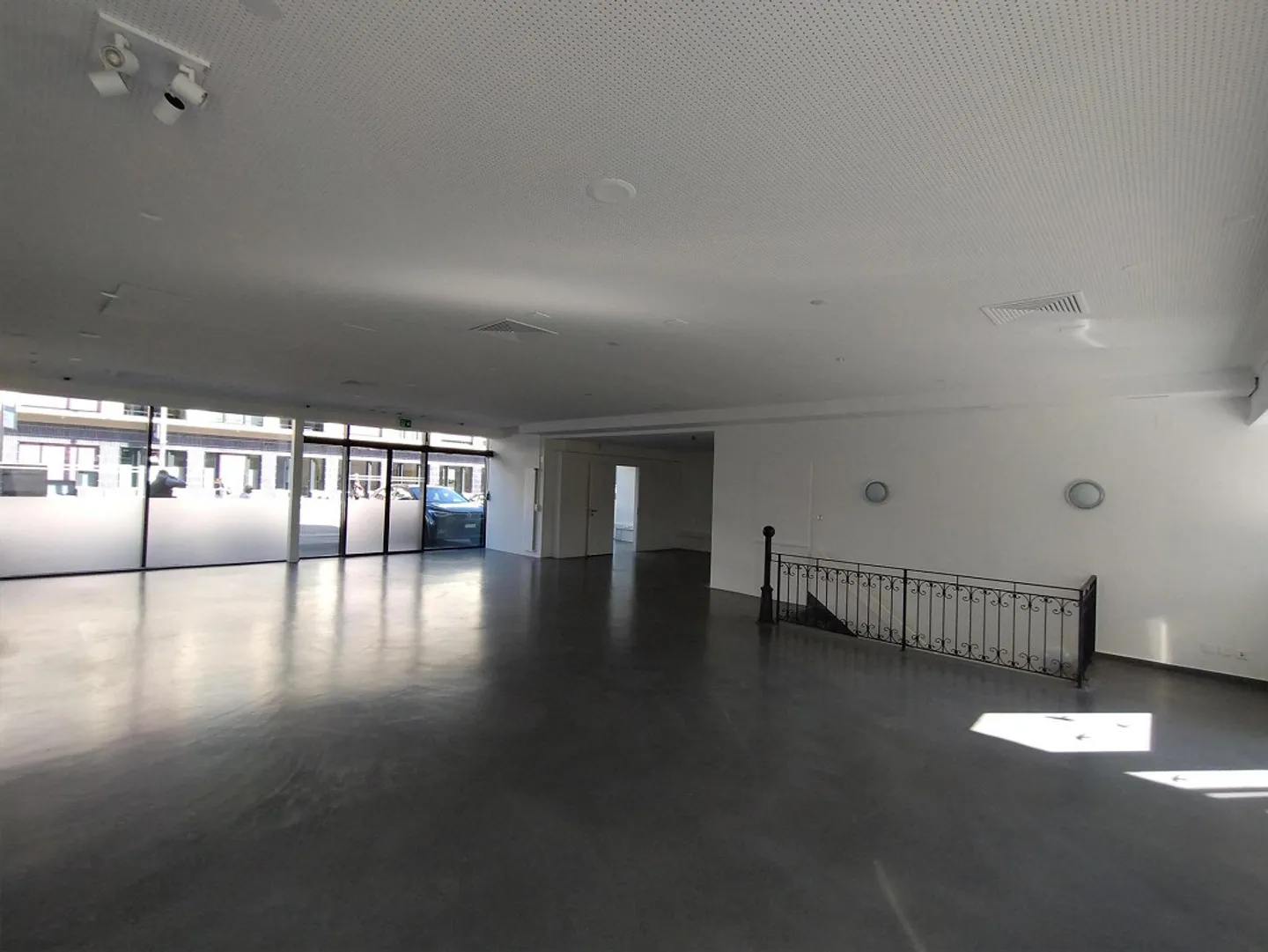 Commercial space in a busy location - Photo 3 of 12