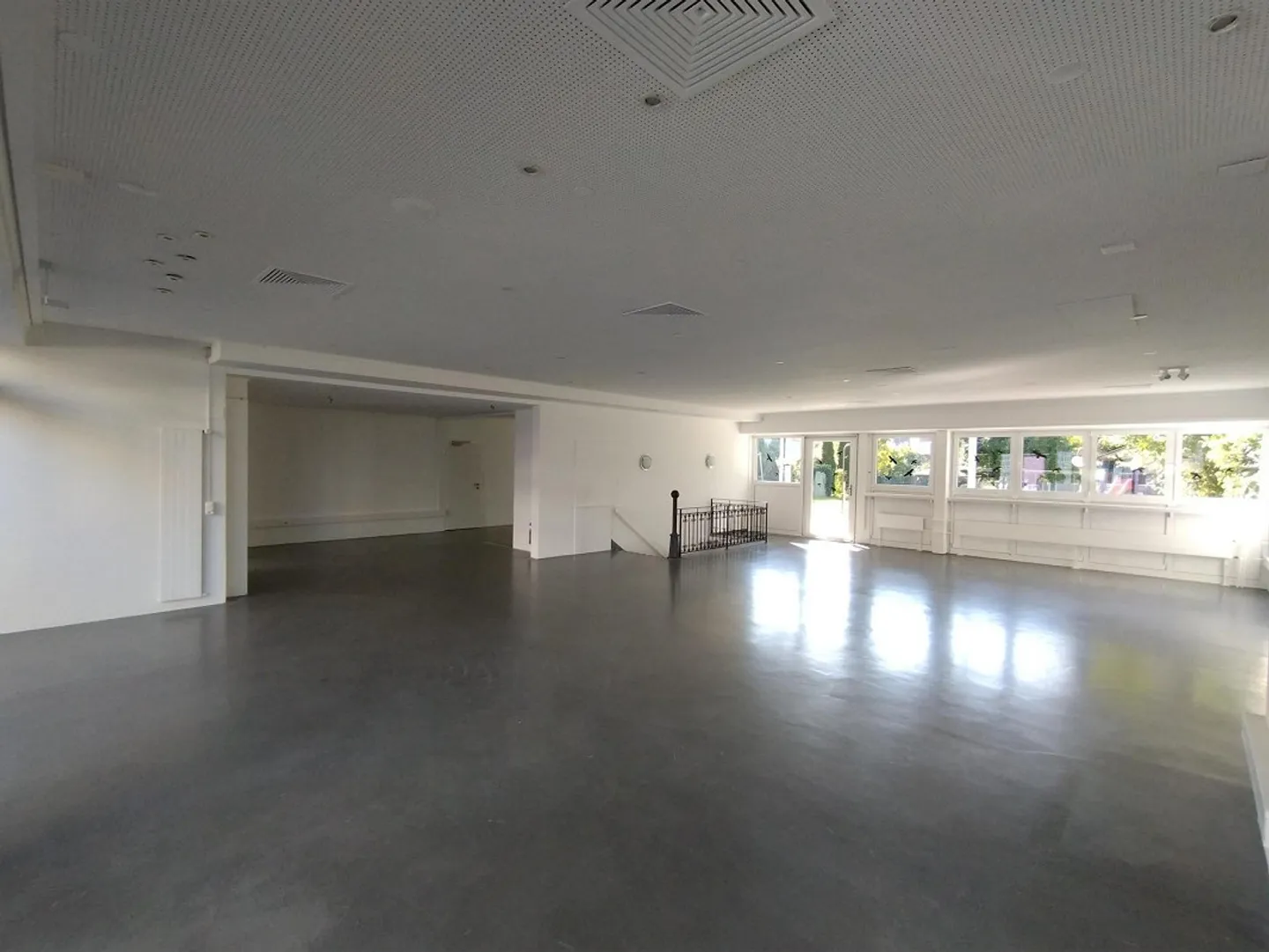Commercial space in a busy location - Photo 4 of 12