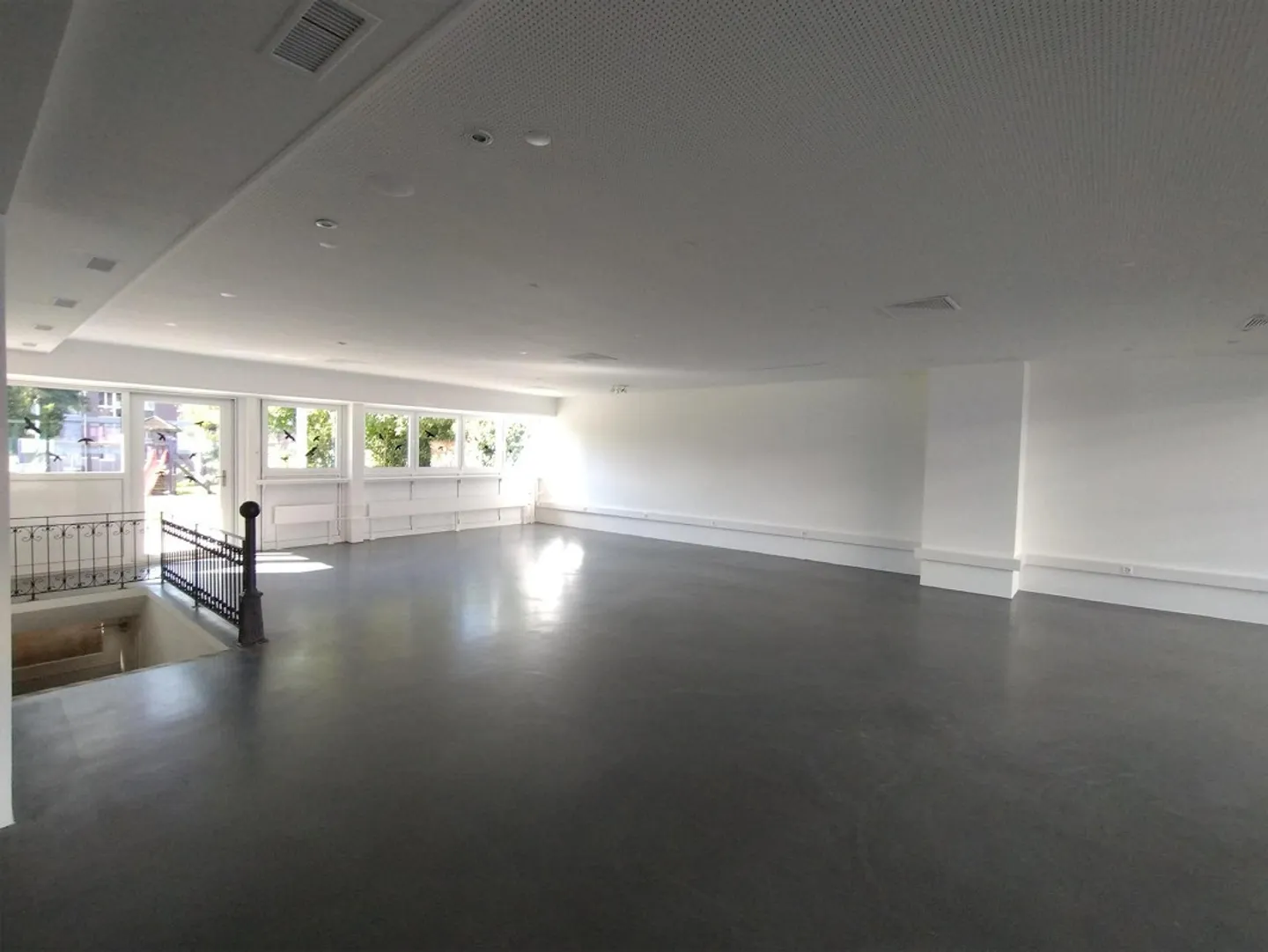 Commercial space in a busy location - Photo 5 of 12
