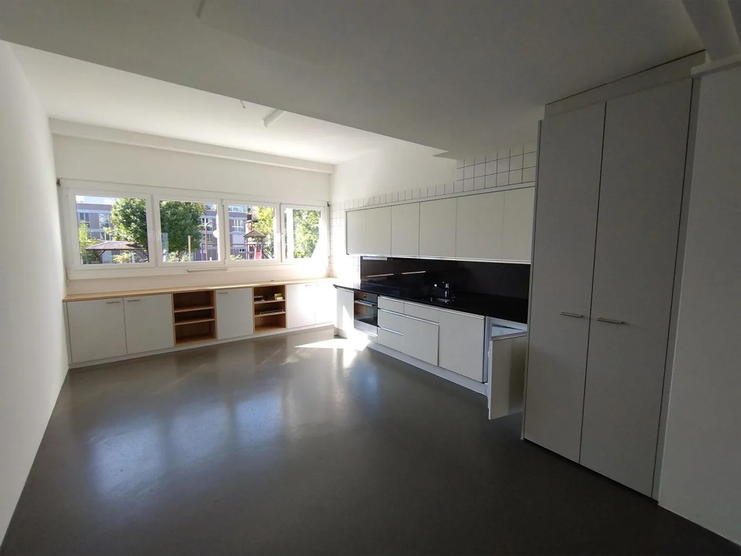 Commercial space in a busy location - Photo 8 of 12