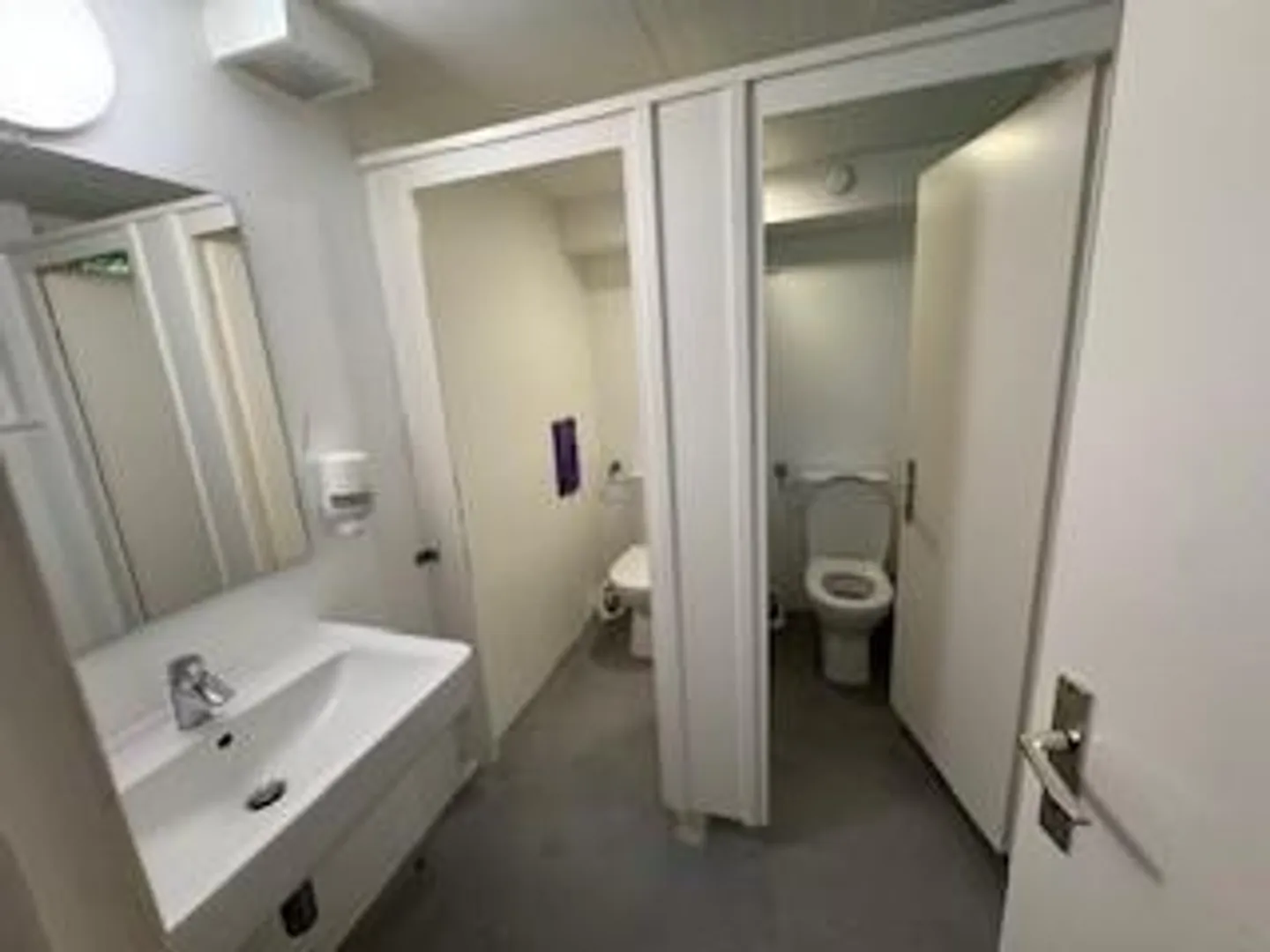 Commercial space in a busy location - Photo 10 of 12