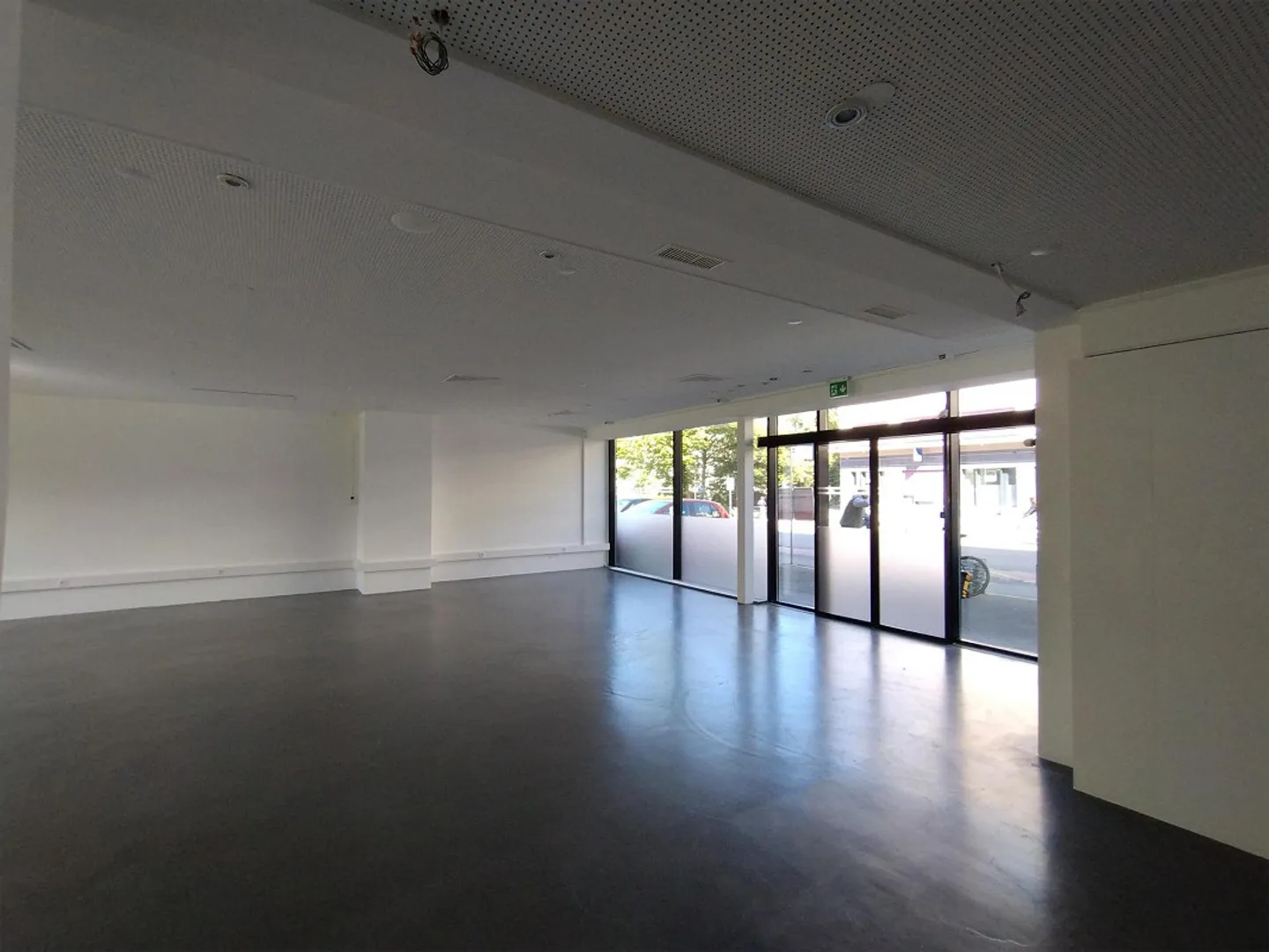 Commercial space in a busy location - Photo 6 of 12
