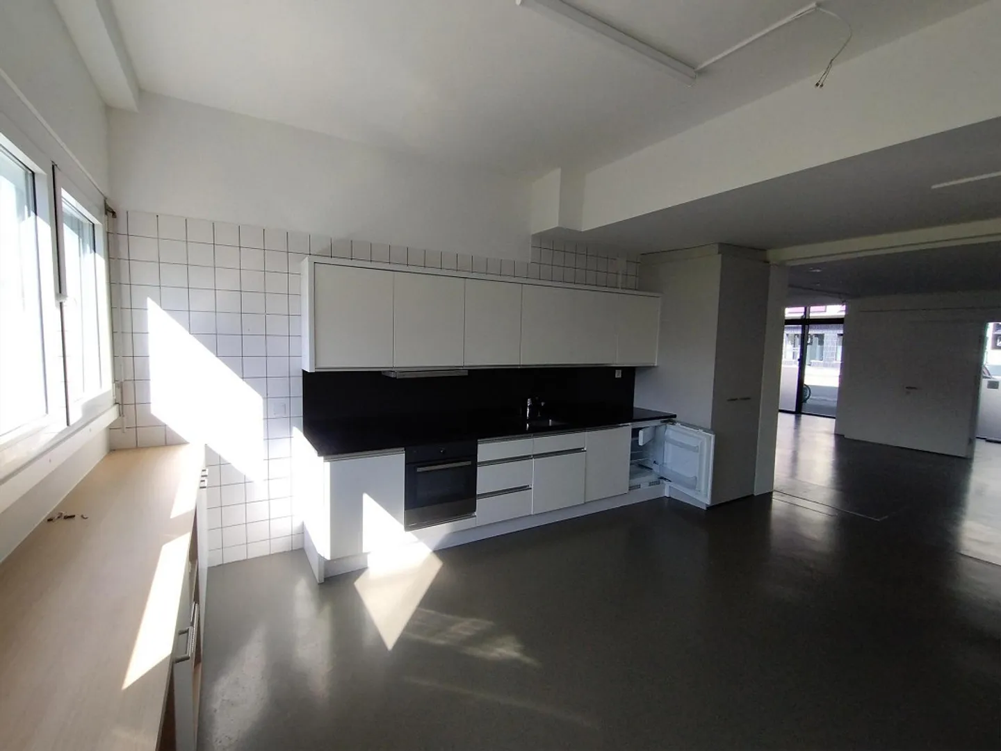 Commercial space in a busy location - Photo 7 of 12