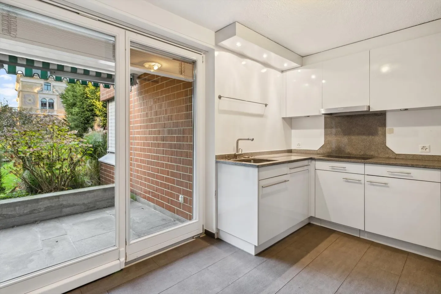 Ampio appartamento di 5,5 stanze con accesso al giardino a Seefeld - Foto 3 di 4