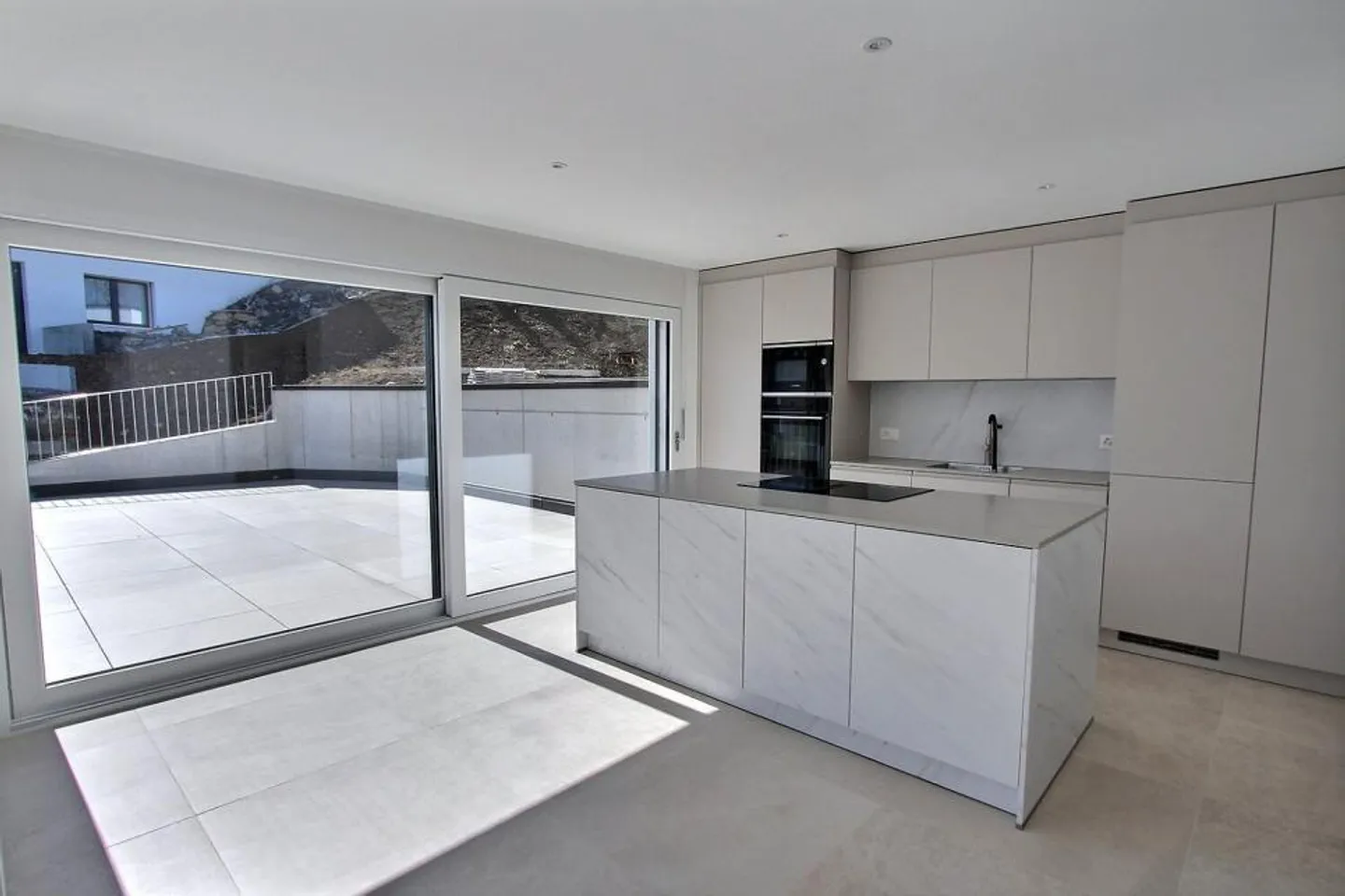 Moderne und helle Villa - Foto 1 von 13