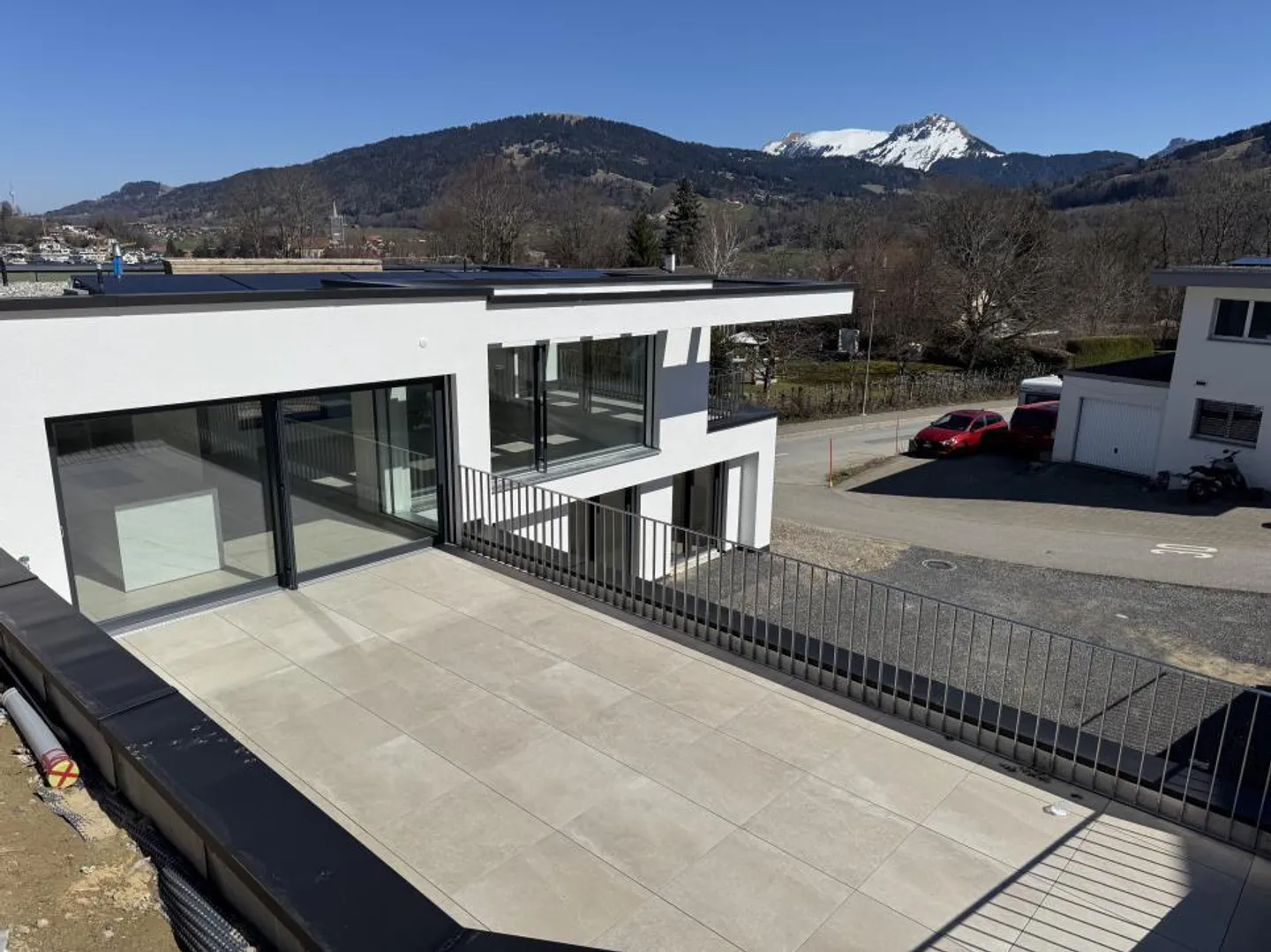 Moderne und helle Villa - Foto 3 von 13