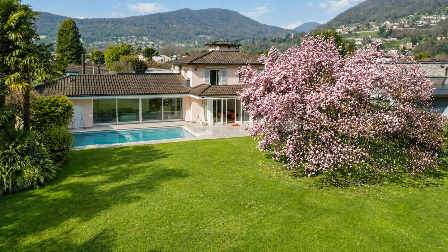 Villa elegante sul lago Ceresio - Foto 1 di 21