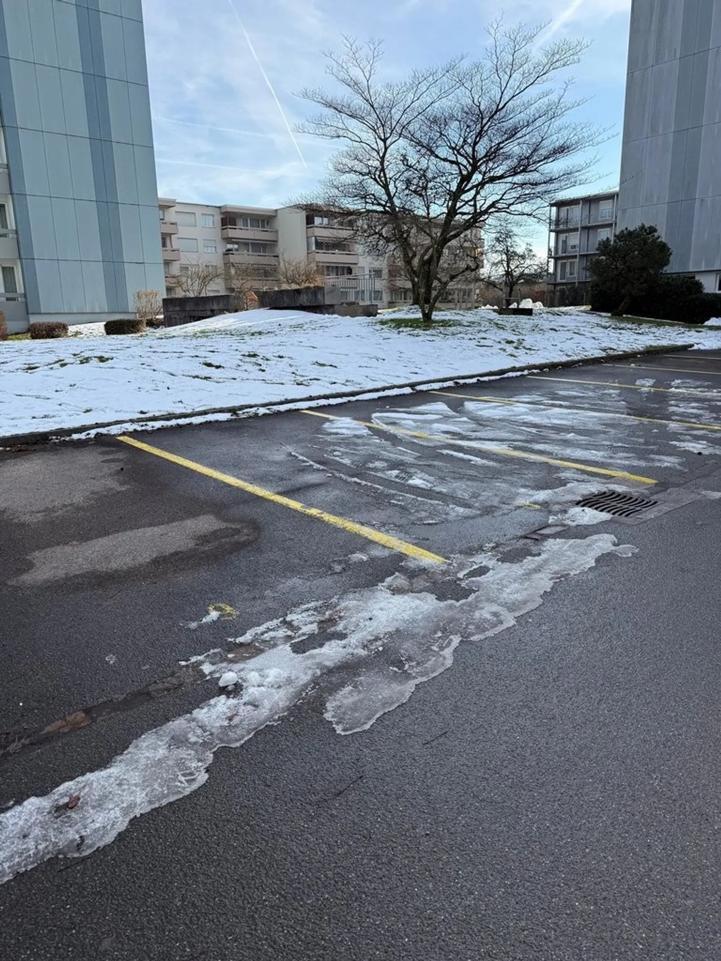 Posti auto all'aperto disponibili immediatamente! - Foto 2 di 2