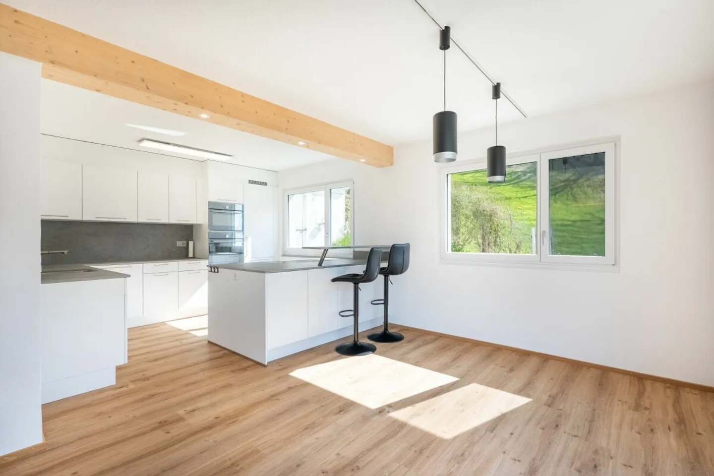 Vivre avec une vue. Appartement de 4,5 pièces fraîchement rénové près d'Arosa - Photo 3 sur 17