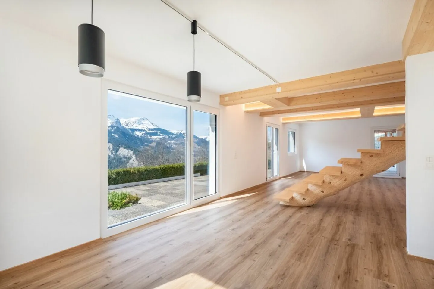 Vivre avec une vue. Appartement de 4,5 pièces fraîchement rénové près d'Arosa - Photo 4 sur 17