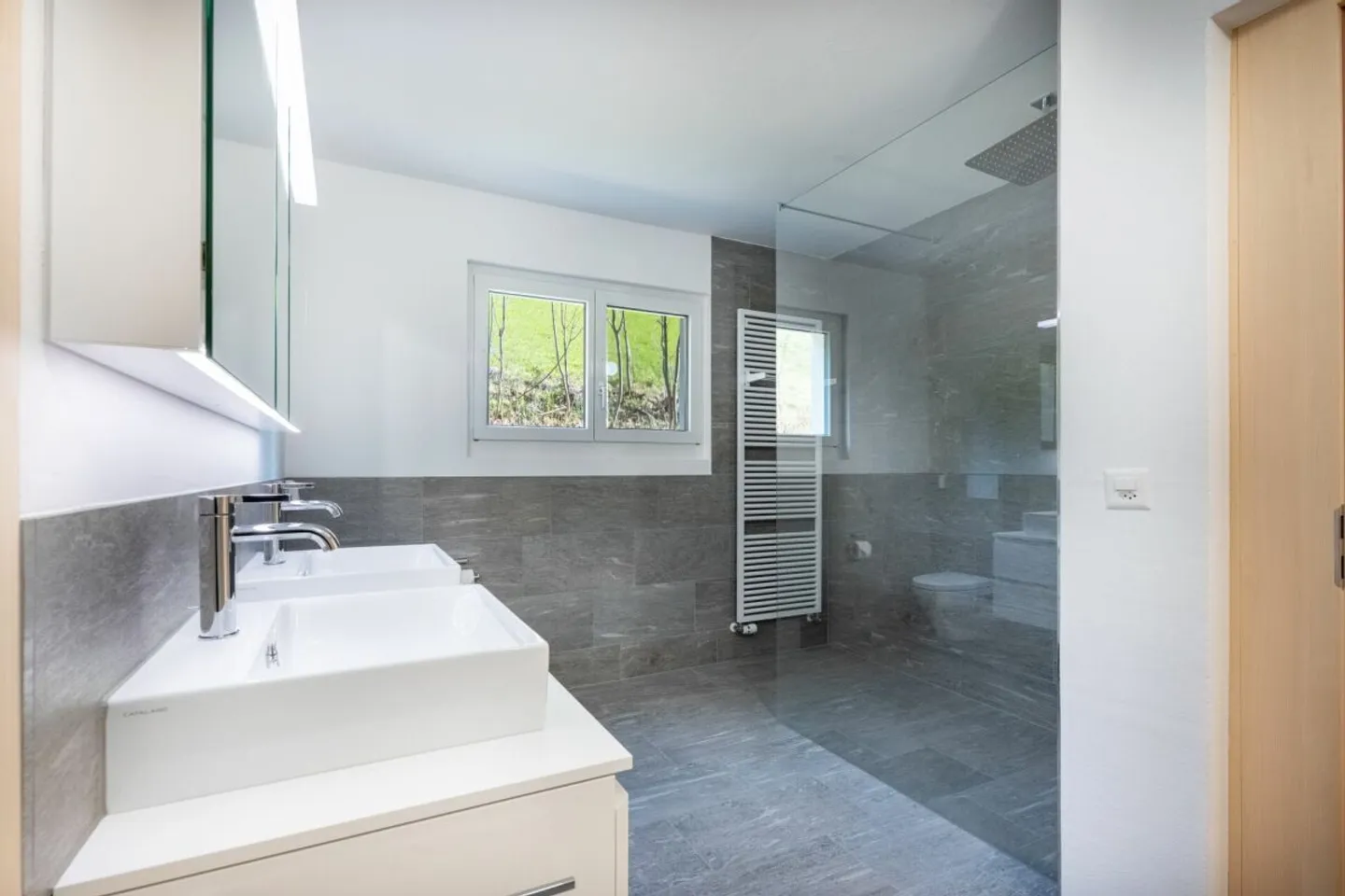 Vivre avec une vue. Appartement de 4,5 pièces fraîchement rénové près d'Arosa - Photo 6 sur 17