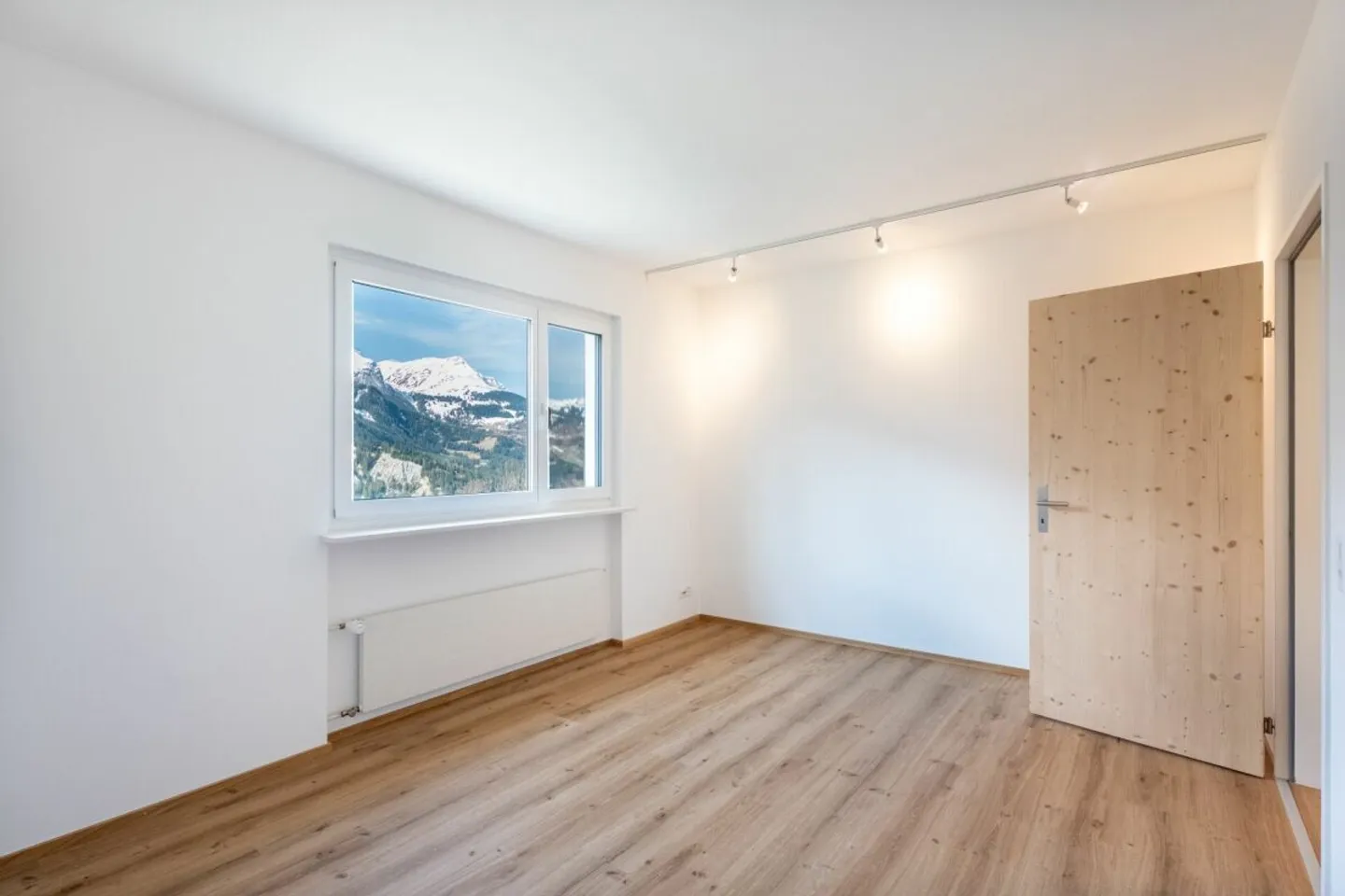 Vivre avec une vue. Appartement de 4,5 pièces fraîchement rénové près d'Arosa - Photo 9 sur 17