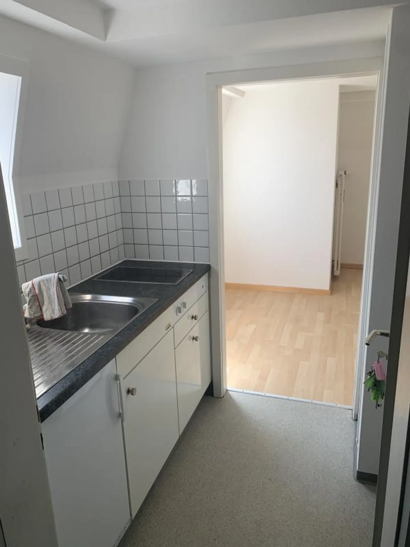 Monolocale con bagno e piccola cucina - Foto 1 di 7