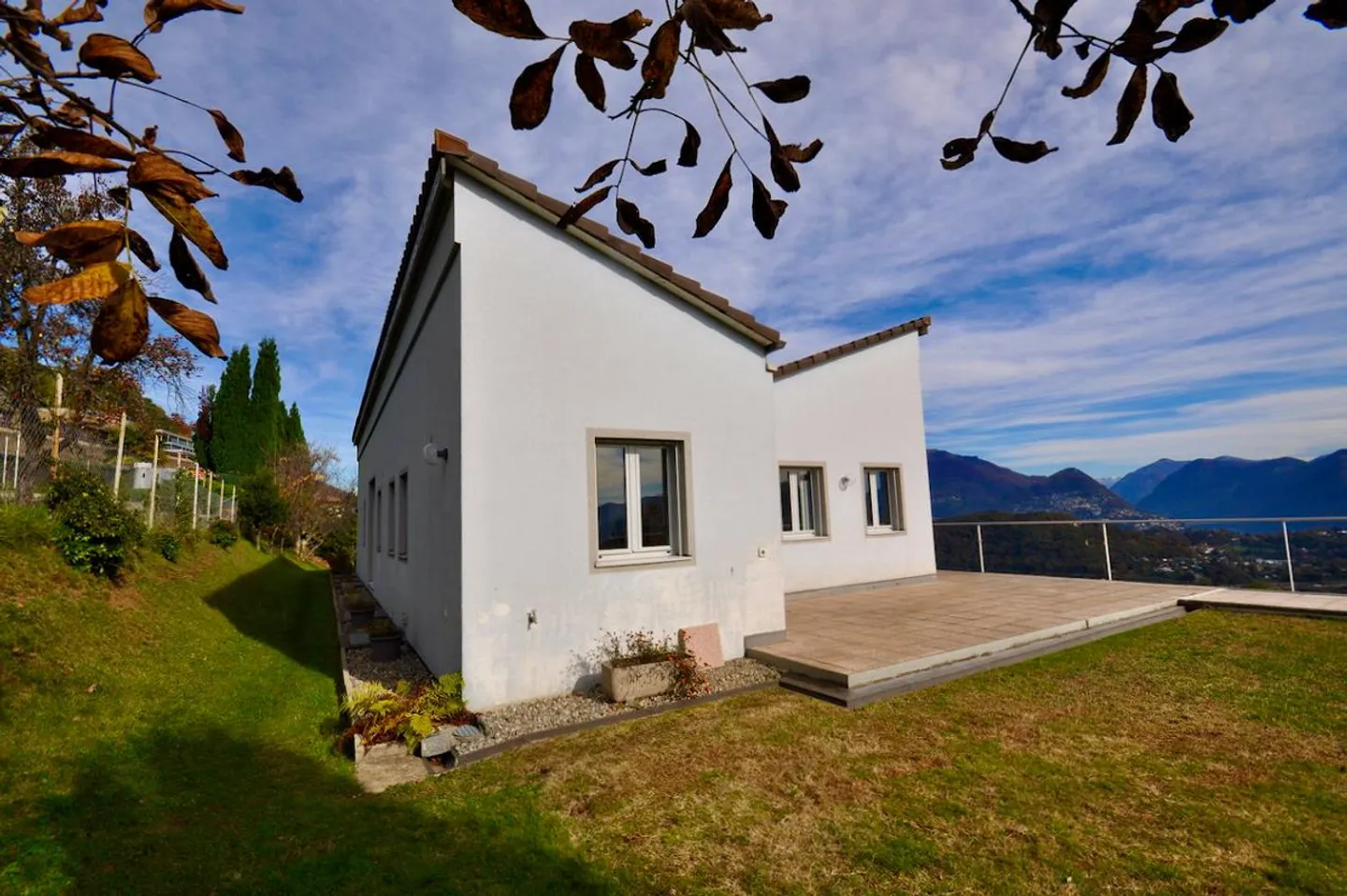 Villa Bifamiliare avec Vue Panoramique à 180° sur le Lac et les Montagnes - Photo 7 sur 27