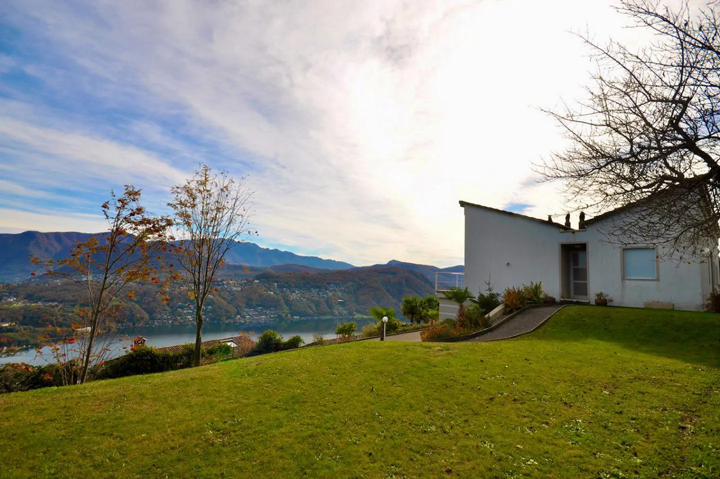 Villa Bifamiliare avec Vue Panoramique à 180° sur le Lac et les Montagnes - Photo 3 sur 27