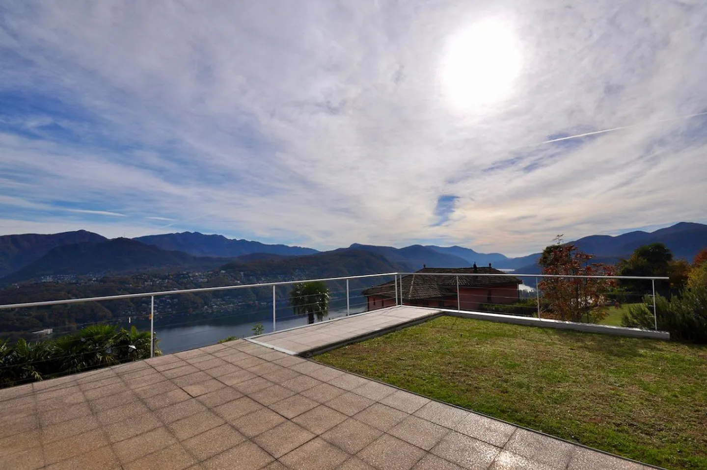 Villa Bifamiliare avec Vue Panoramique à 180° sur le Lac et les Montagnes - Photo 9 sur 27