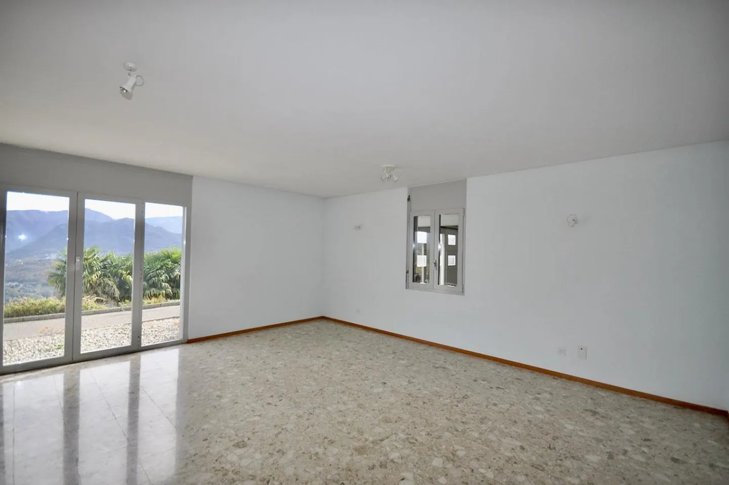 Villa Bifamiliare avec Vue Panoramique à 180° sur le Lac et les Montagnes - Photo 19 sur 27