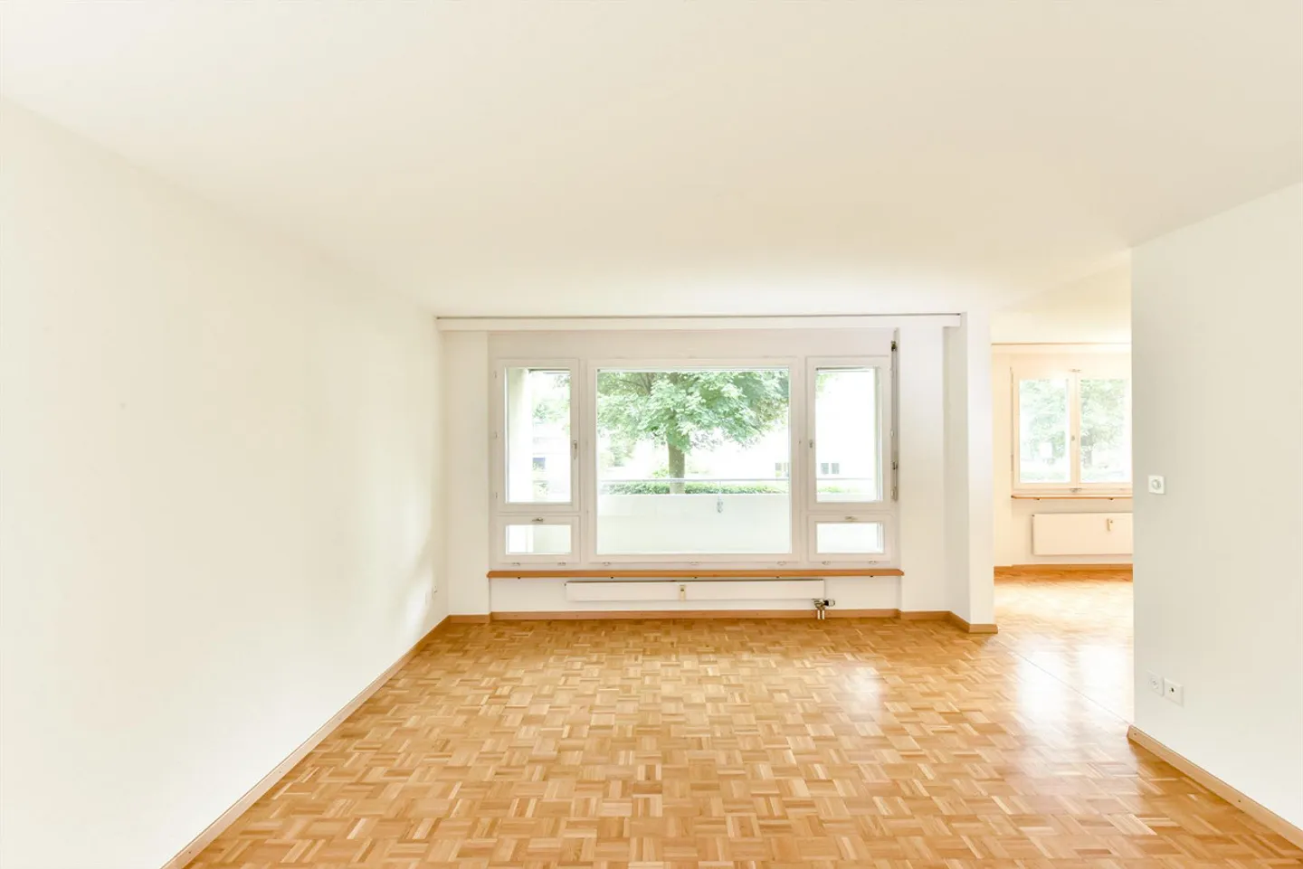Grande appartement avec beau balcon - Photo 2 sur 10