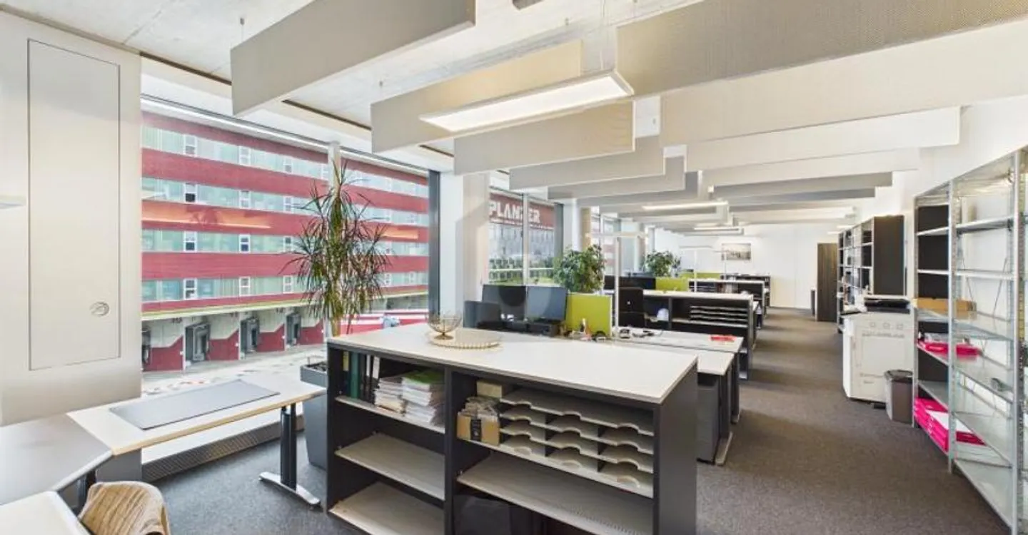 BRIGHT SPACE WITH GENIUS TRANSPORT CONNECTION - Photo 4 of 6