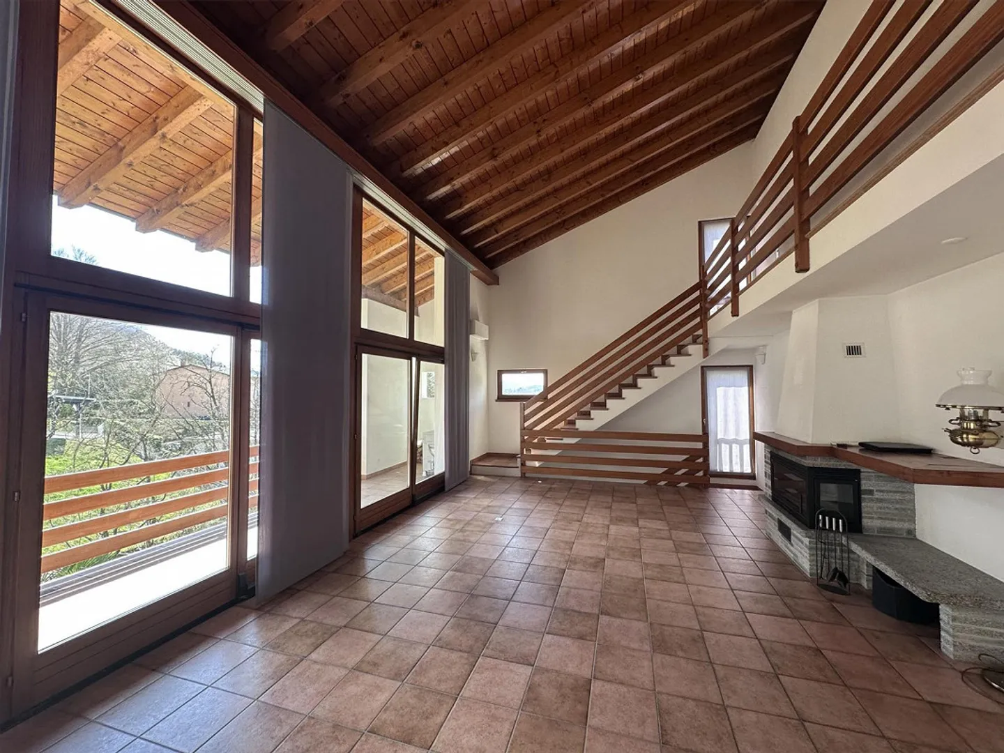 SPECTACULAR AND SPACIOUS SEMI-DETACHED HOUSE IN CADRO - Photo 3 of 13