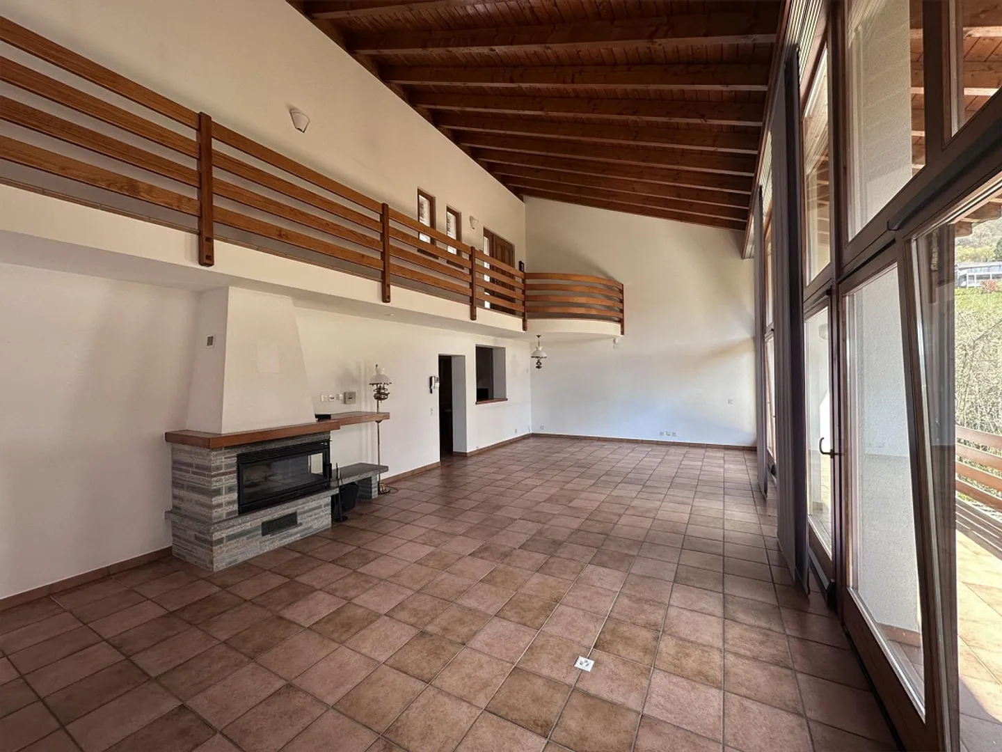 SPECTACULAR AND SPACIOUS SEMI-DETACHED HOUSE IN CADRO - Photo 4 of 13